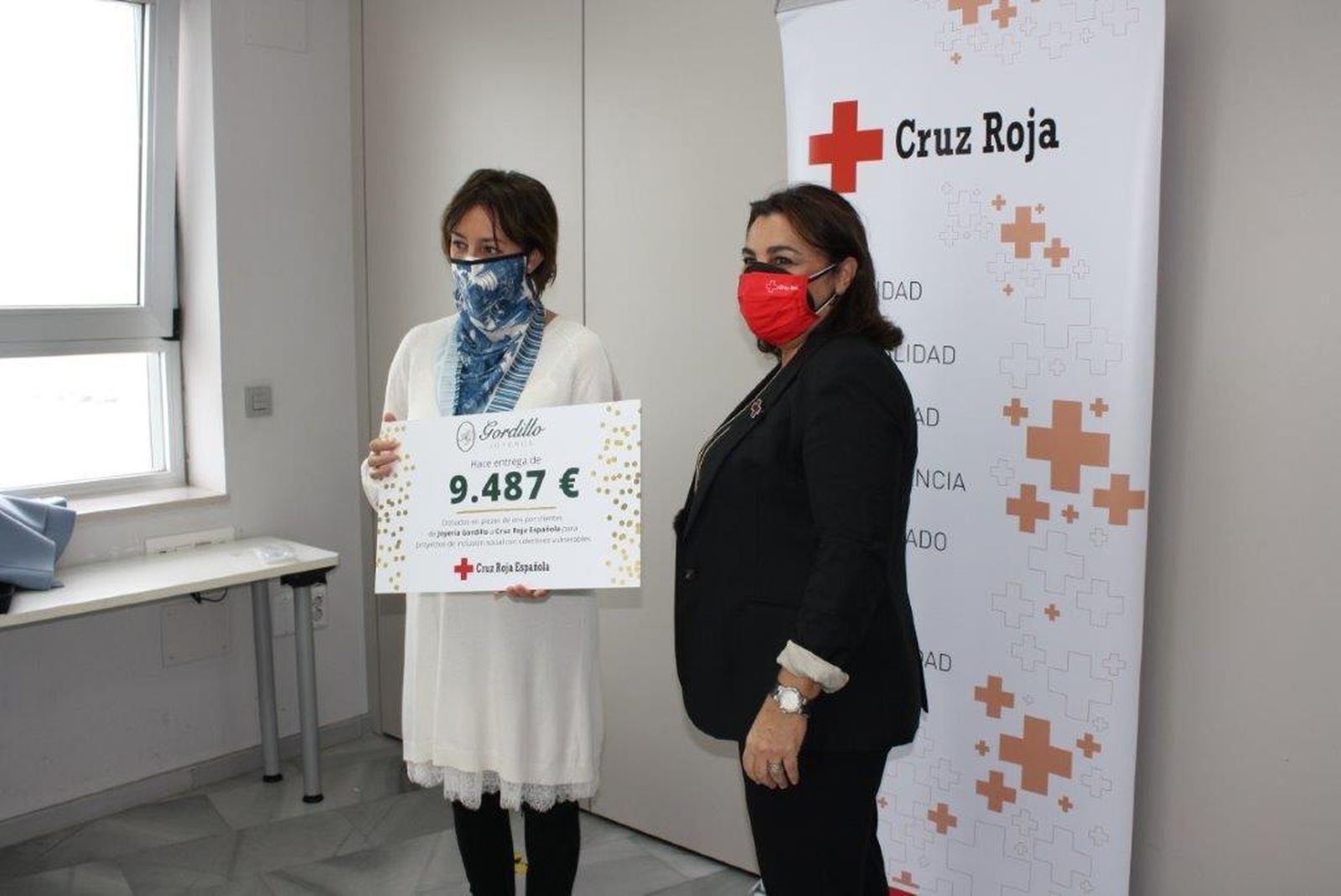 Esther Gordillo durante la entrega de la recaudación conseguida con el proyecto solidario.