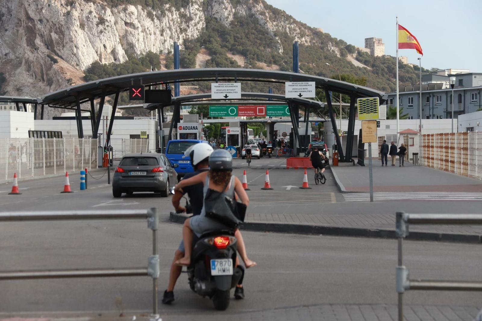 Varios vehículos se disponen a pasar por la frontera a Gibraltar