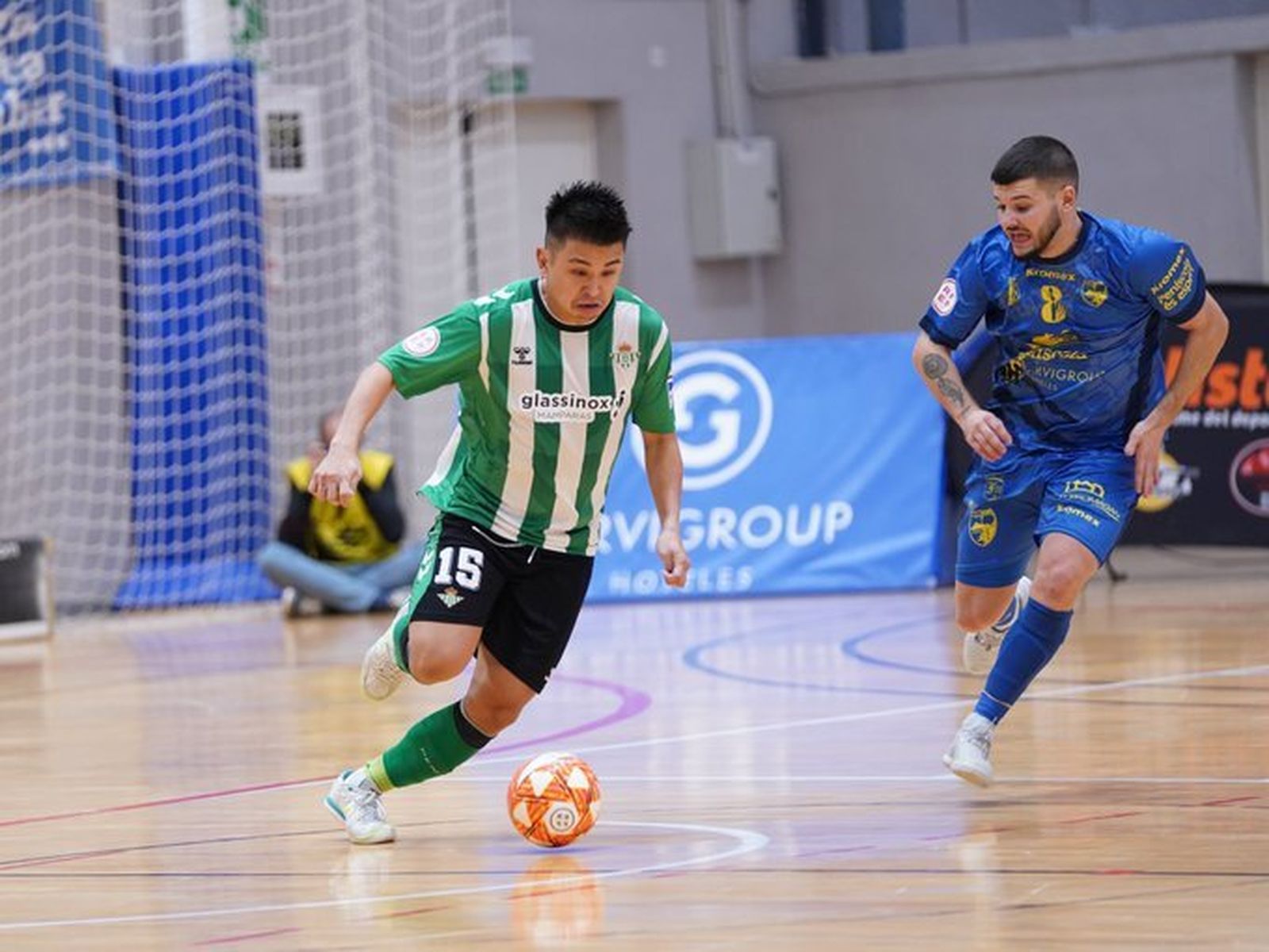Henmi conduce un balón ante la defensa de Panigua.