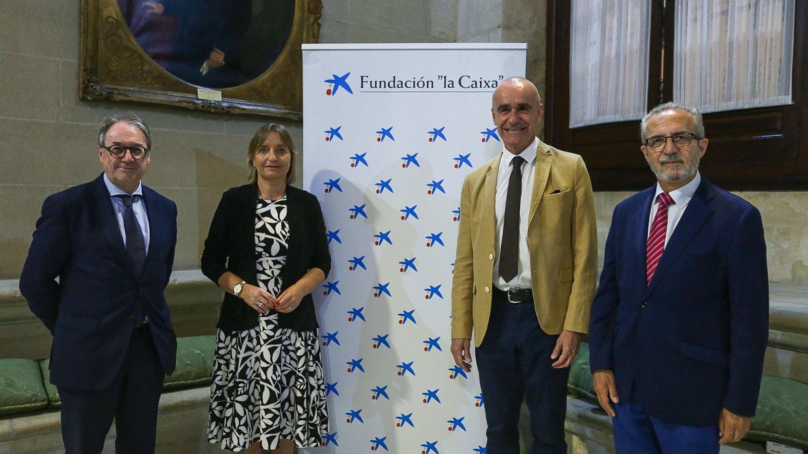 Firma del convenio de CaixaProinfancia con el Ayuntamiento de Sevilla.