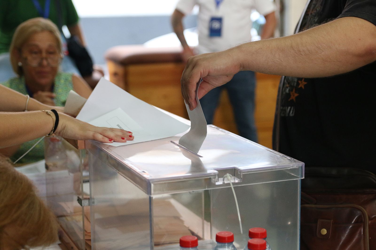 Almería hace cola para votar en las elecciones generales del 23J