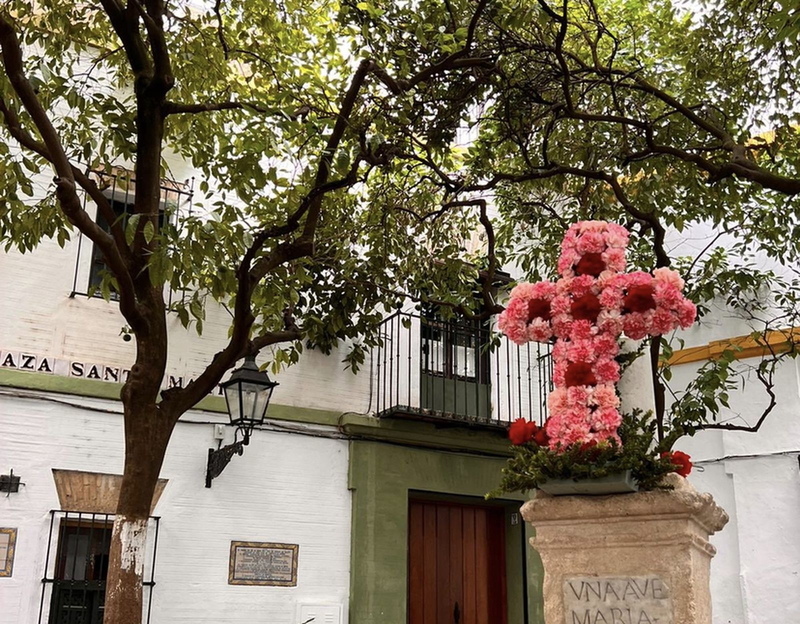 La placita de Santa Marta con la cruz de flores en el día de ayer.