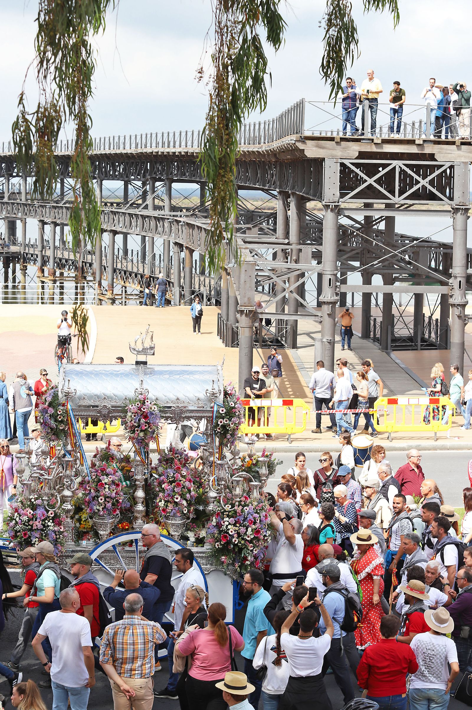 El Rocío 2023: Imágenes de la Hermandad de Emigrantes en su salida de Huelva