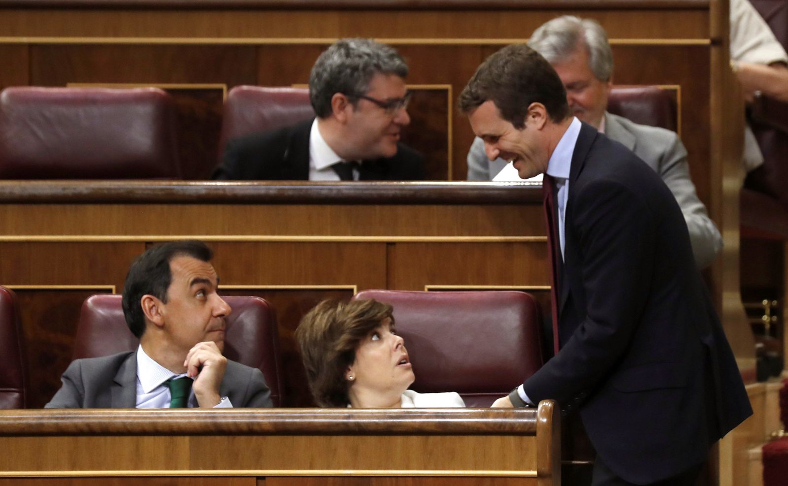 Soraya Sáenz de Santamaría mira con cara de sorpresa al otro candidato a la Presidencia del PP, Pablo Casado, ayer en el Pleno del Congreso.