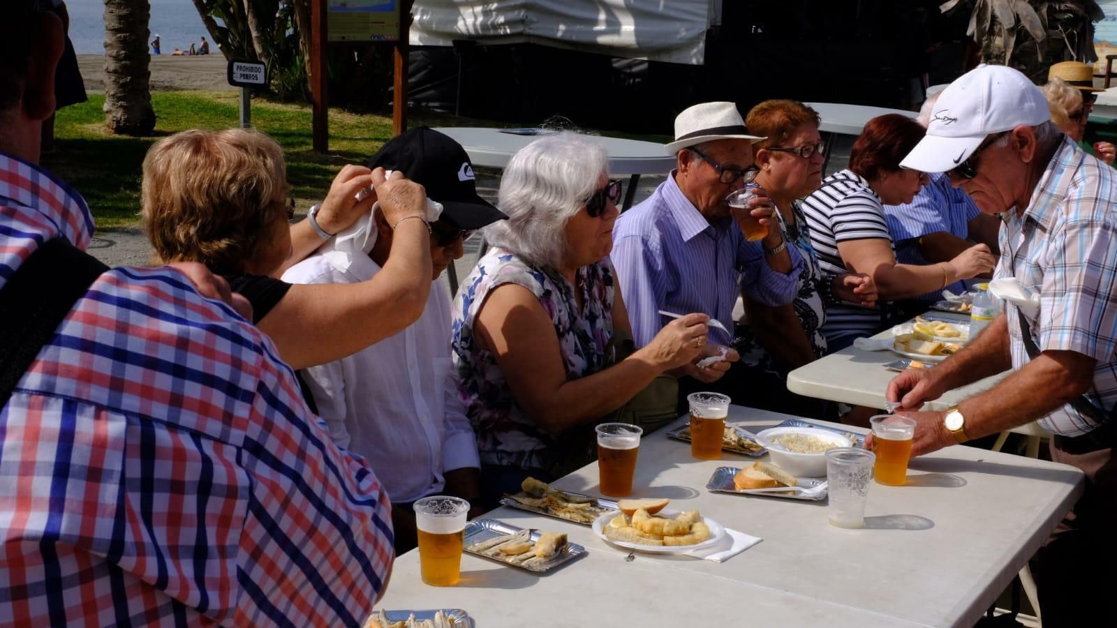 Degustaciones de boquerones fritos y en vinagre en el paseo marítimo.