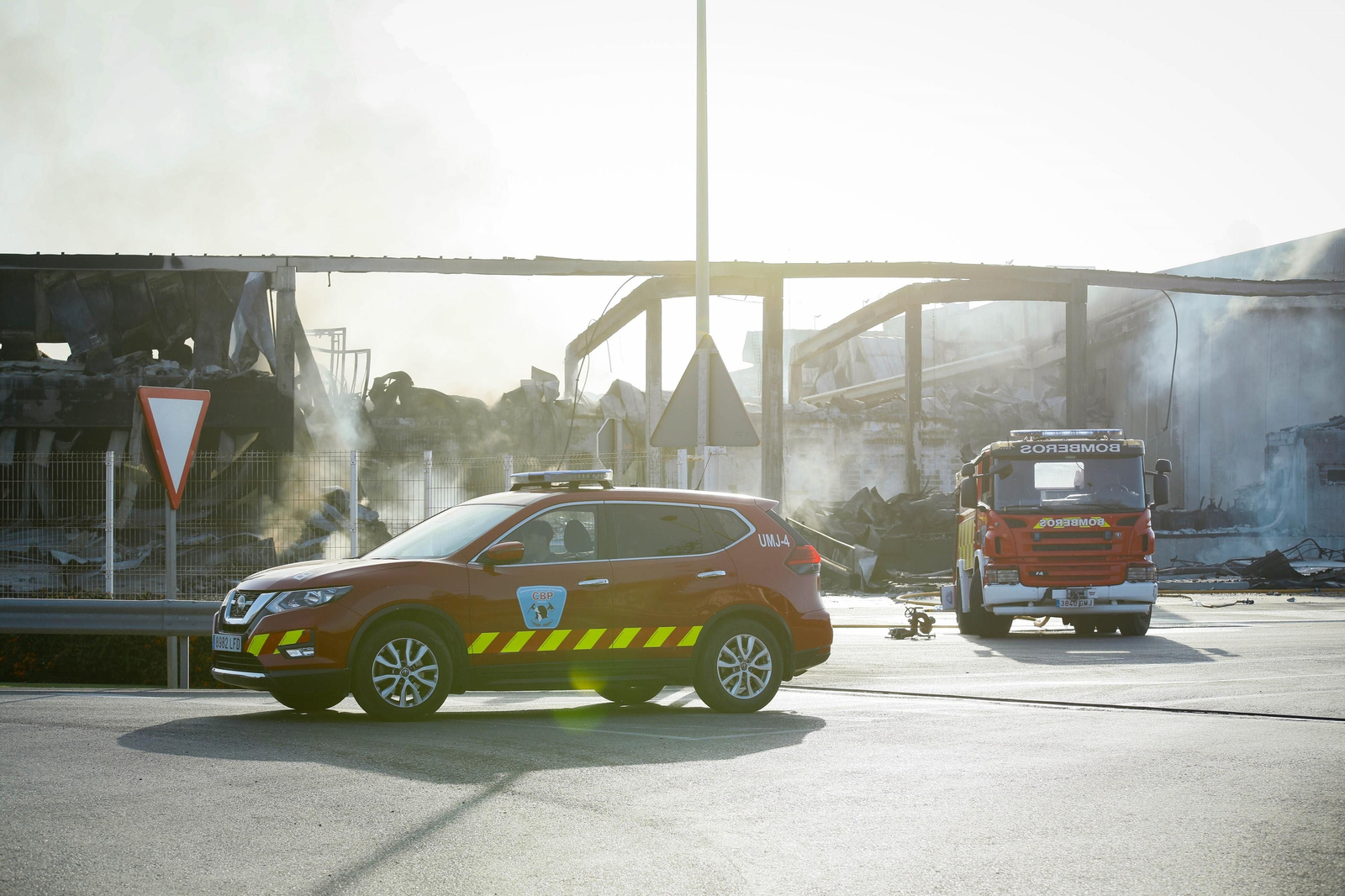 El día después: así ha amanecido la nave calcinada de Mabe Hortofrutícola
