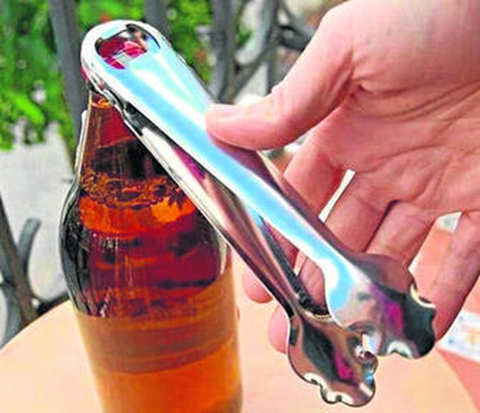 Las nuevas pinzas de hielo, ejerciendo sus funciones de abridor.