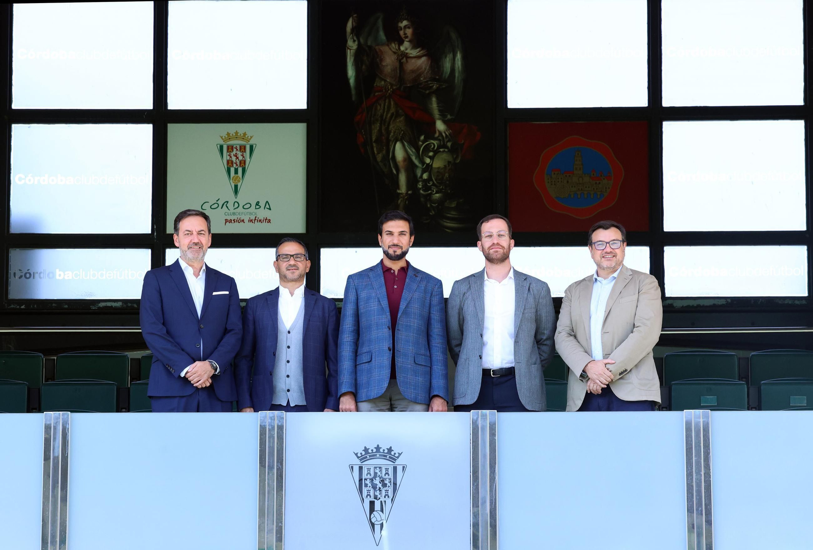 Antonio Fernández Monterrubio posa con el presidente y los consejeros durante la última reunión en El Arcángel.
