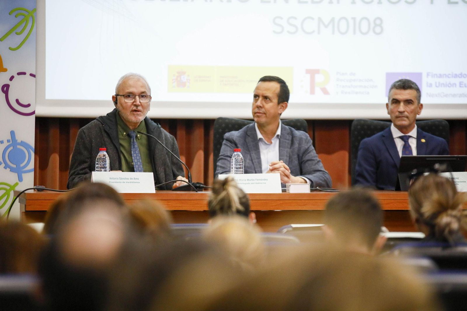 Imágenes de la enterga de certificado de profesionalidad de limpieza de superficies y mobiliarios de VerdiBlanca en la Universidad de Almería