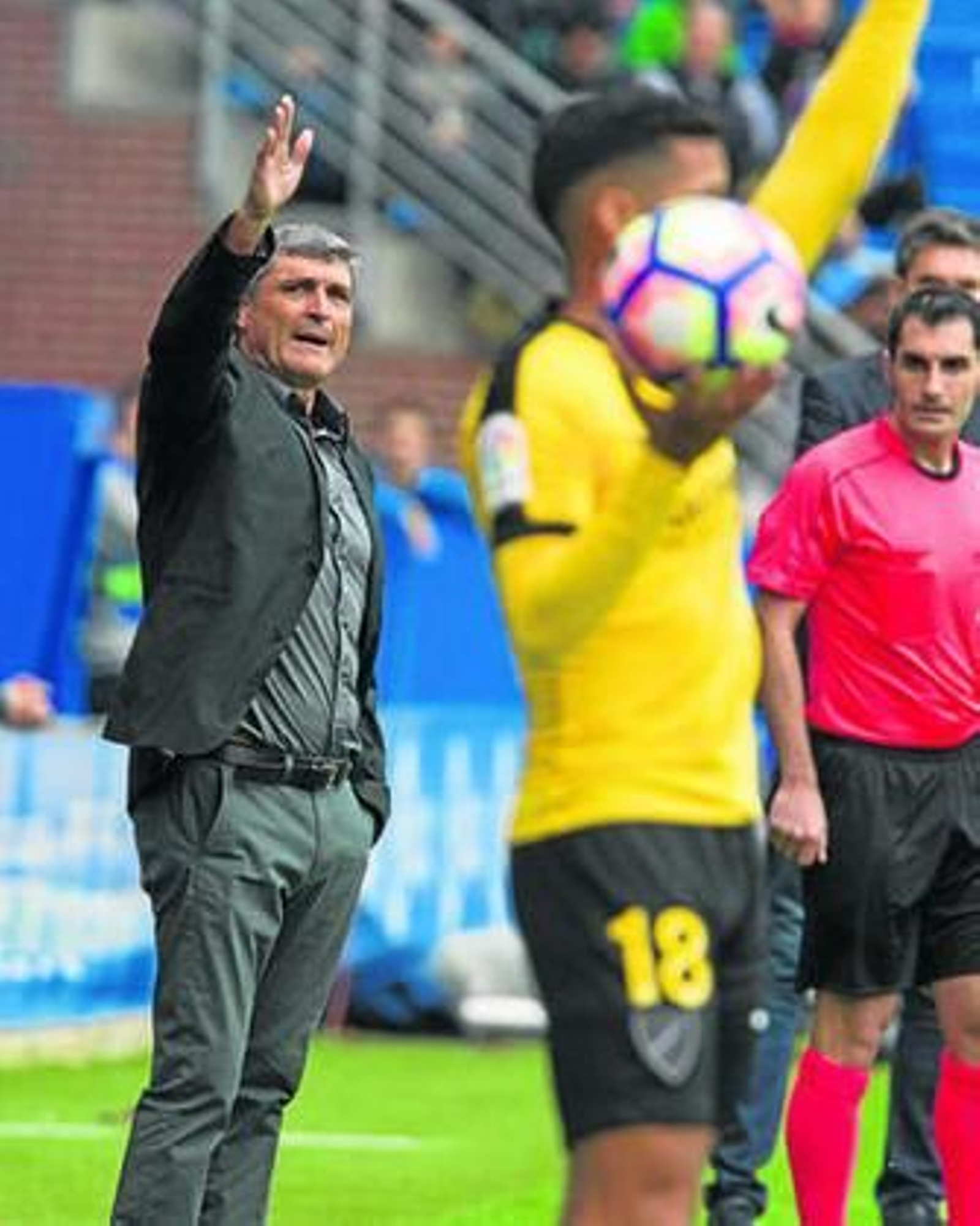 Juande gesticula antes de un saque de banda de Rosales.