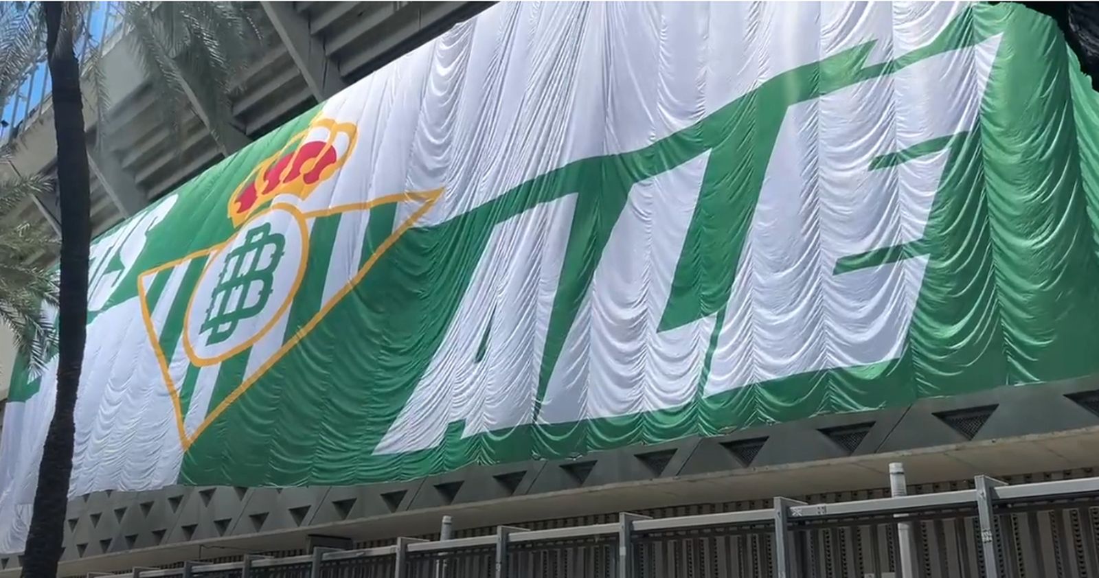 Fachada del Villamarín con una enorme bandera