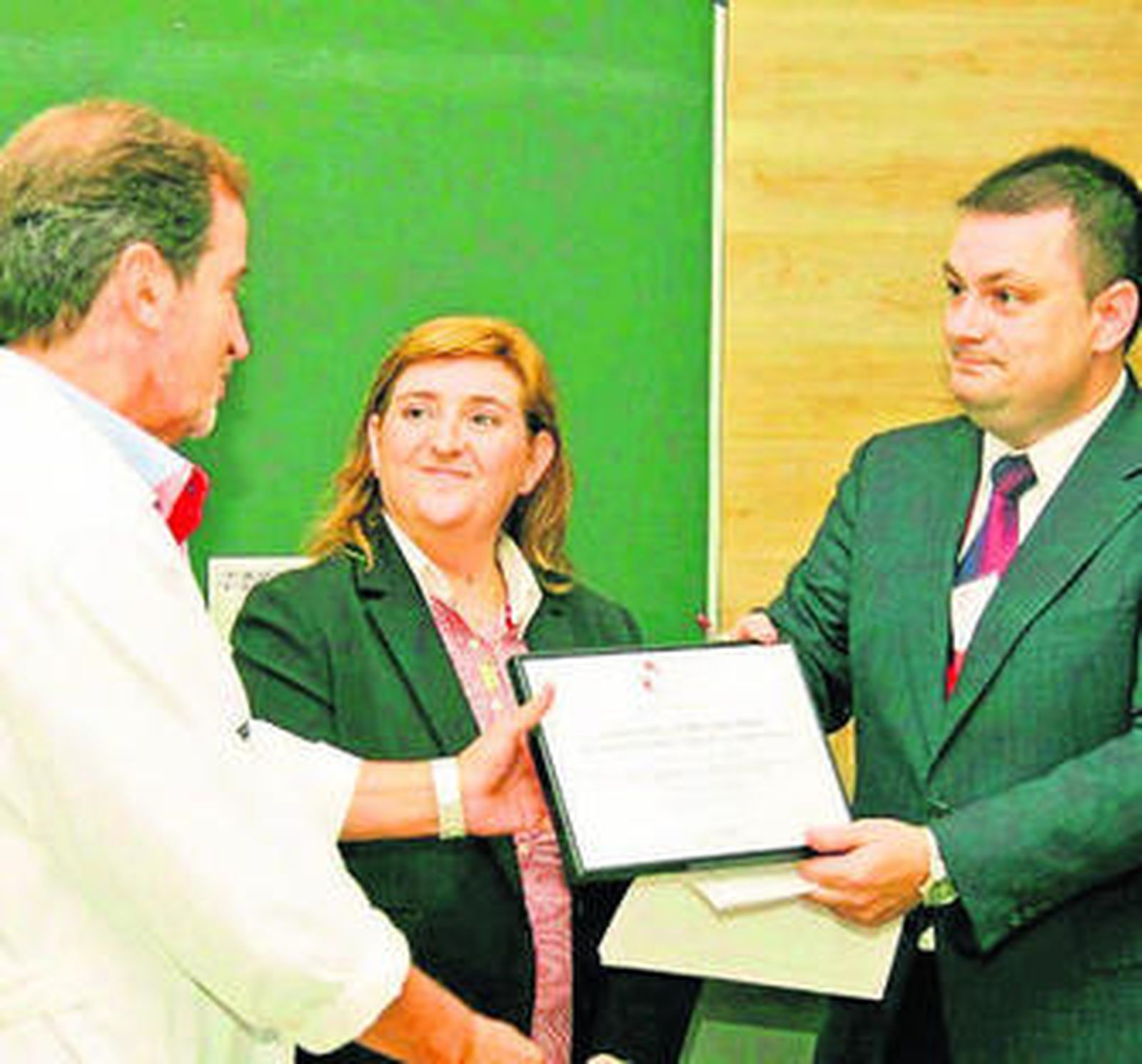 El nefrólogo Santiago Mendizábal, con Carratalá y Monfort, de Ashua.