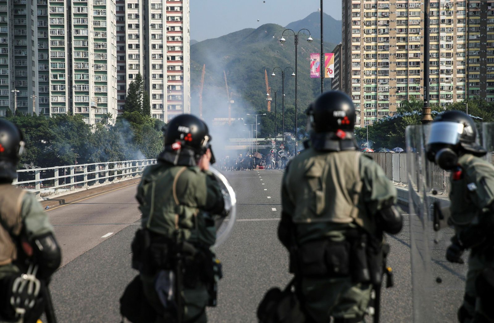 Un grupo de antidisturbios se sitúa ante los manifestantes.