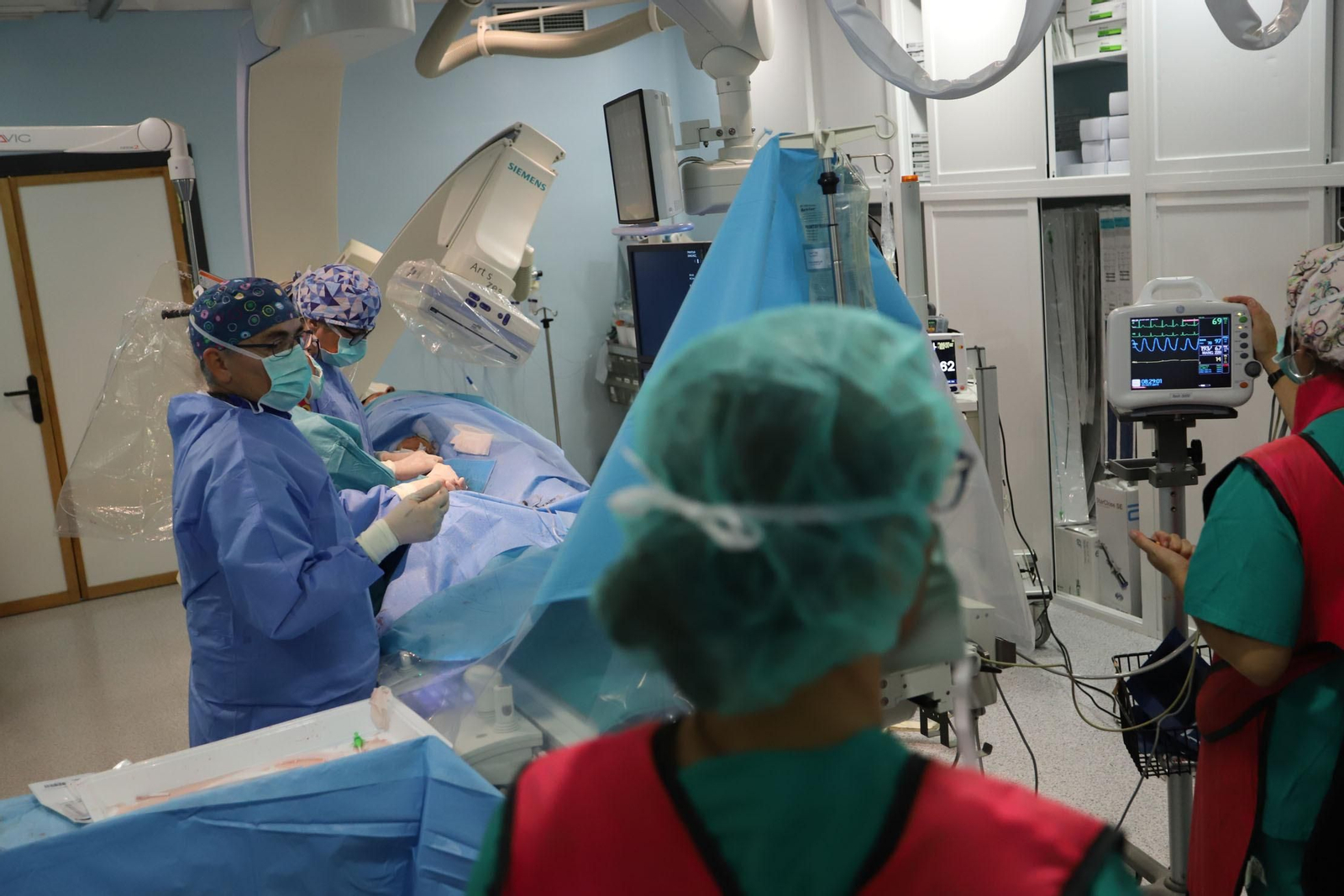 Imagen de archivo de varios médicos durante una intervención de un paciente con ictus Imagen de archivo de varios médicos durante una intervención de un paciente con ictus