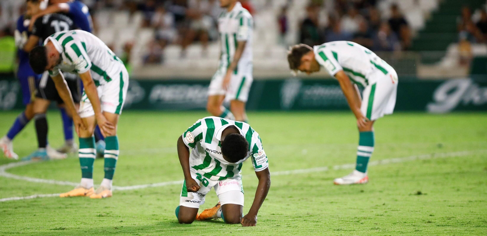Los jugadores del CCF, cabizbajos tras perder con el Linares. Los jugadores del CCF, cabizbajos tras perder con el Linares.