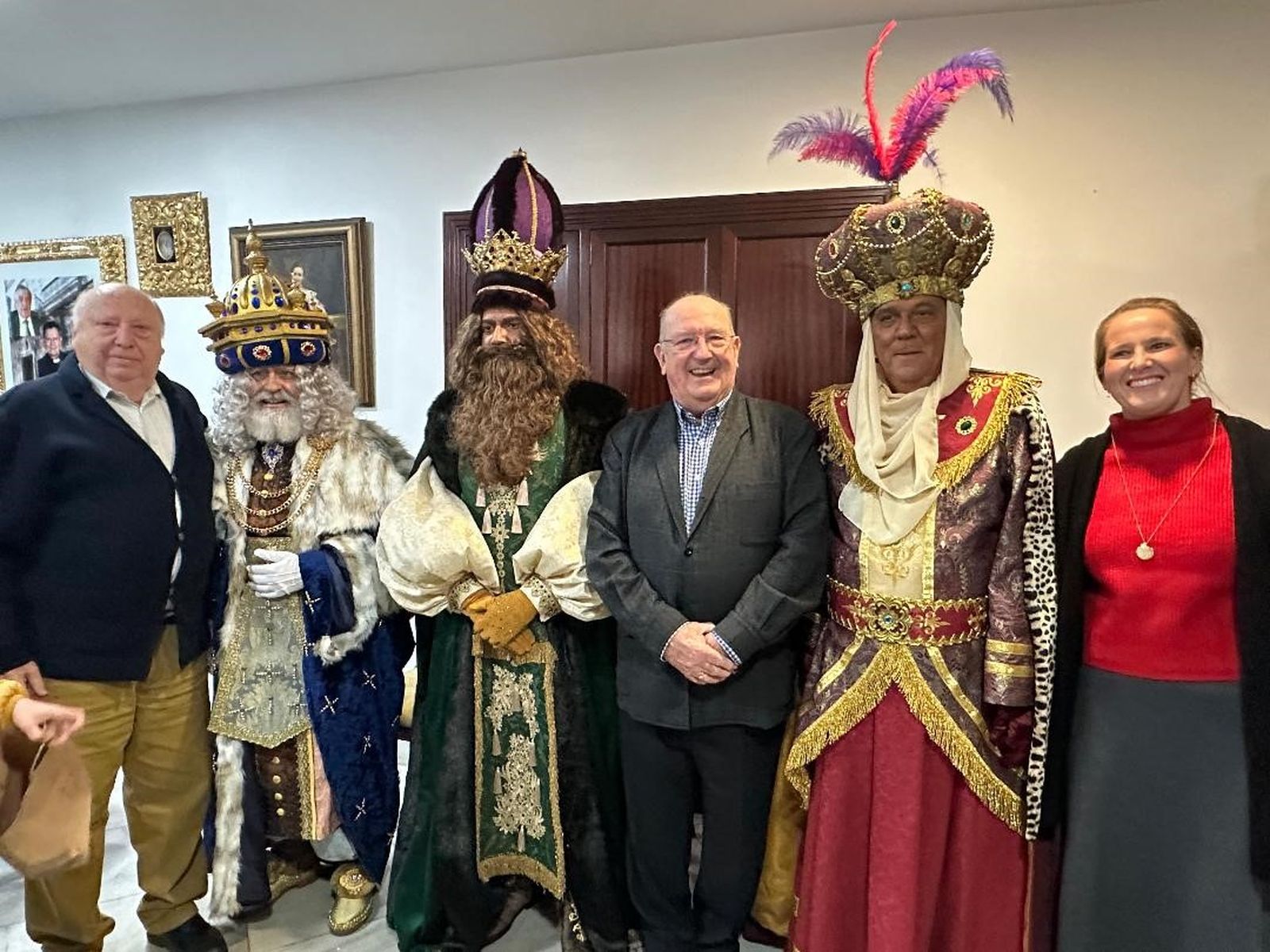 Los reyes Melchor, Gaspar y Baltasar con Fernando Otero, Santiago Posada y Victoria Otero.