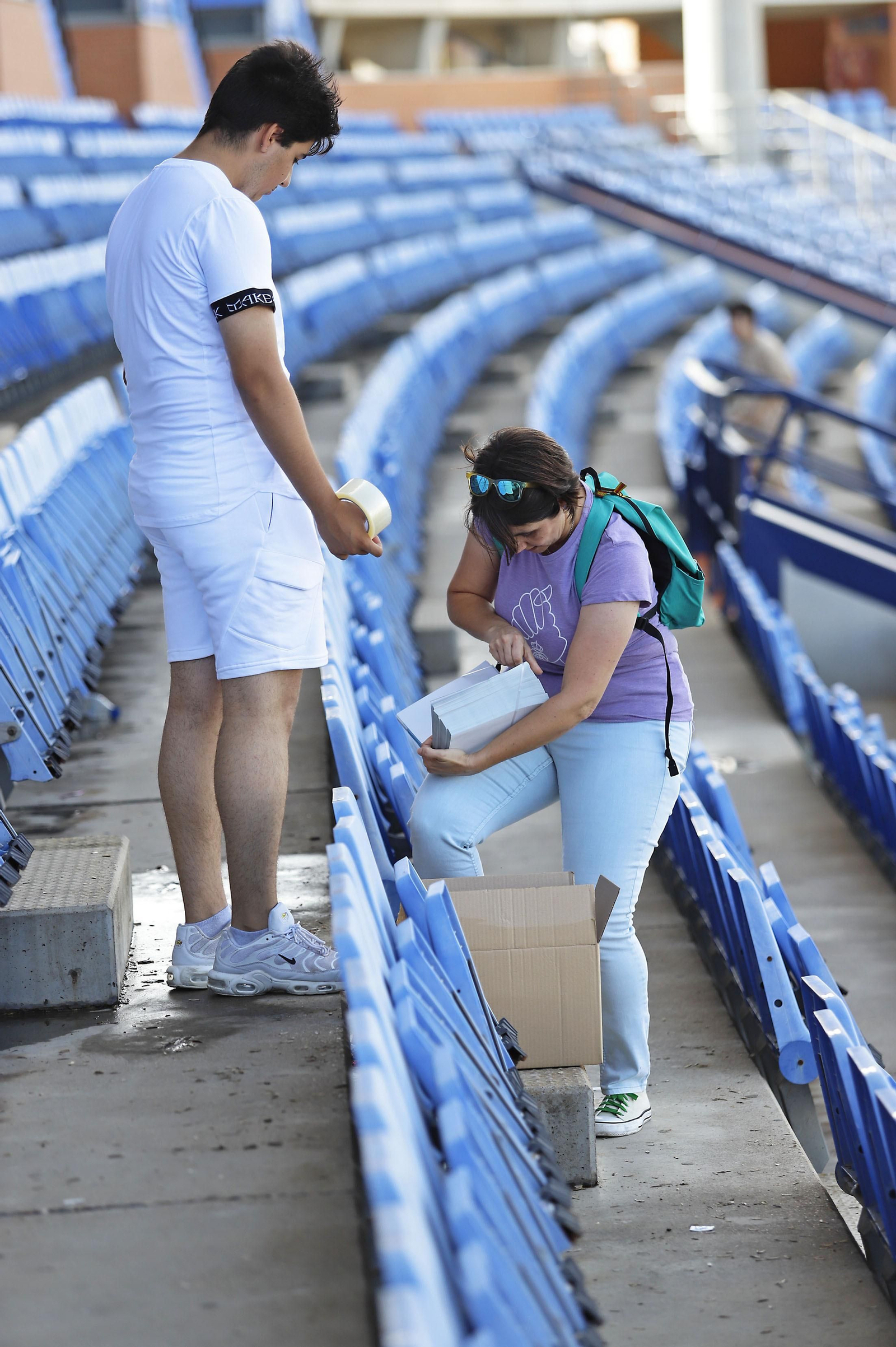 Los aficionados preparan el mosaico del partido del ascenso Recreativo de Huelva-Cacereño