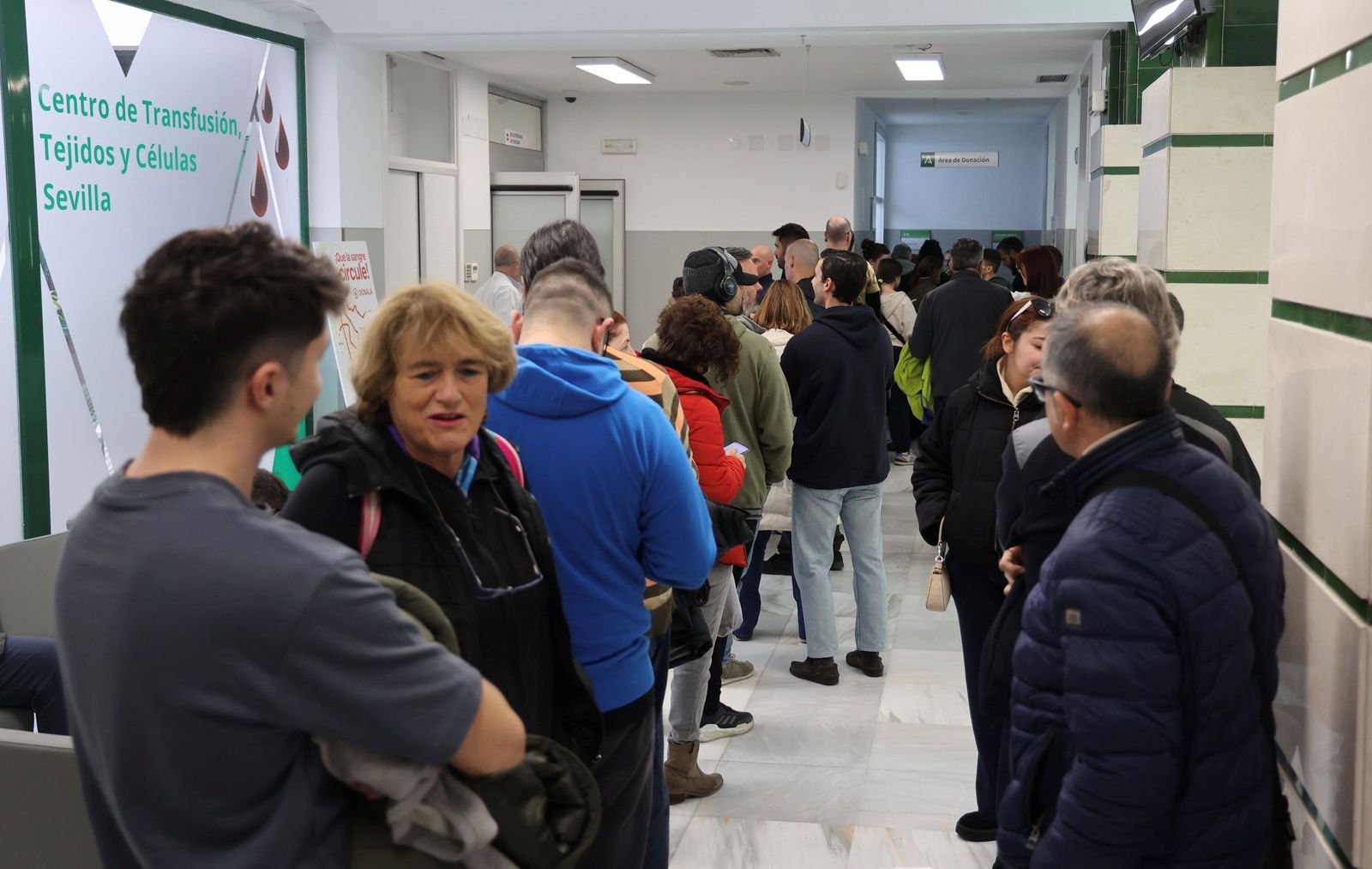 Sevilla responde al llamamiento para donar sangre tras el accidente de Adamuz