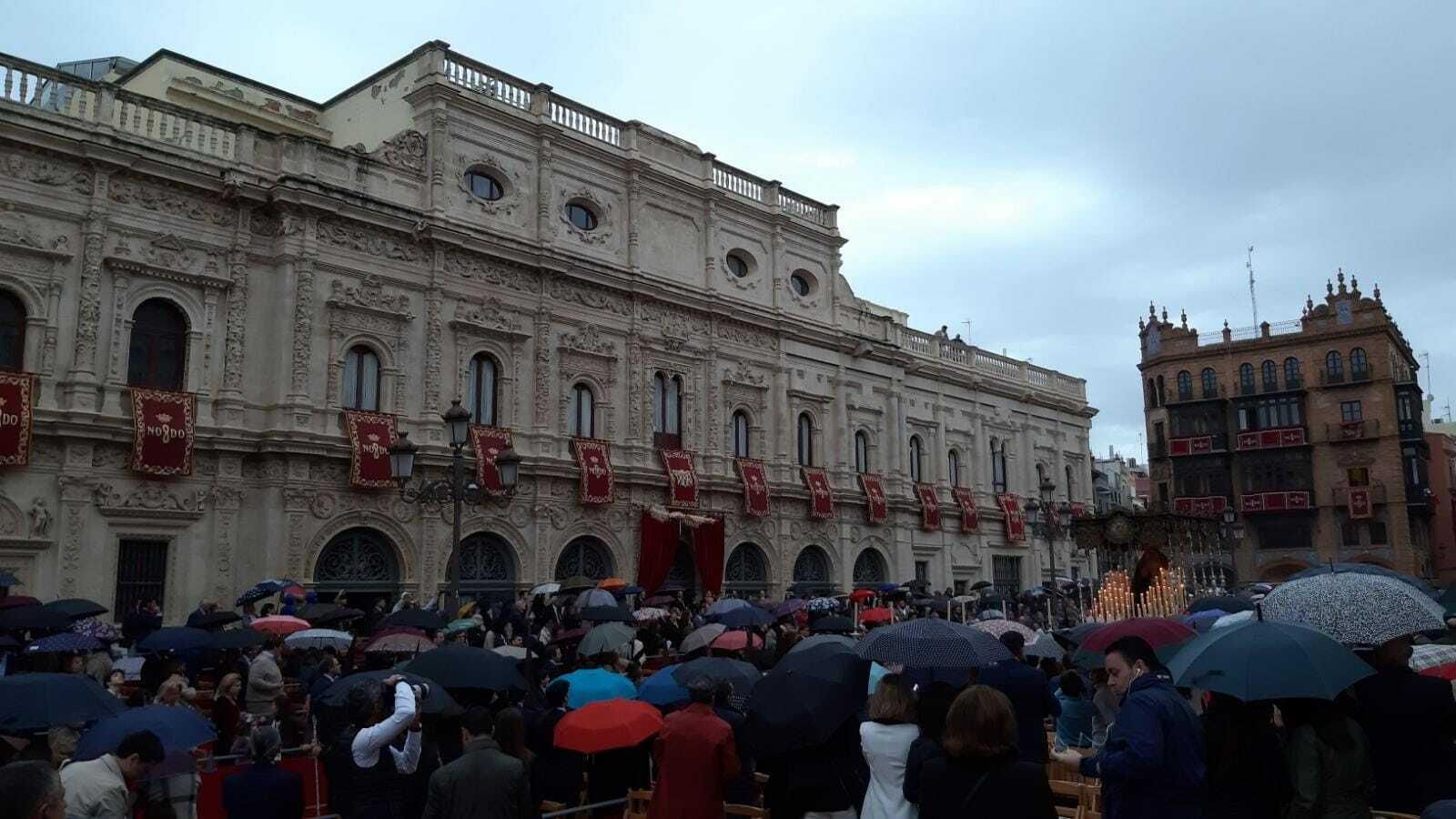 Paraguas en la carrera oficial.
