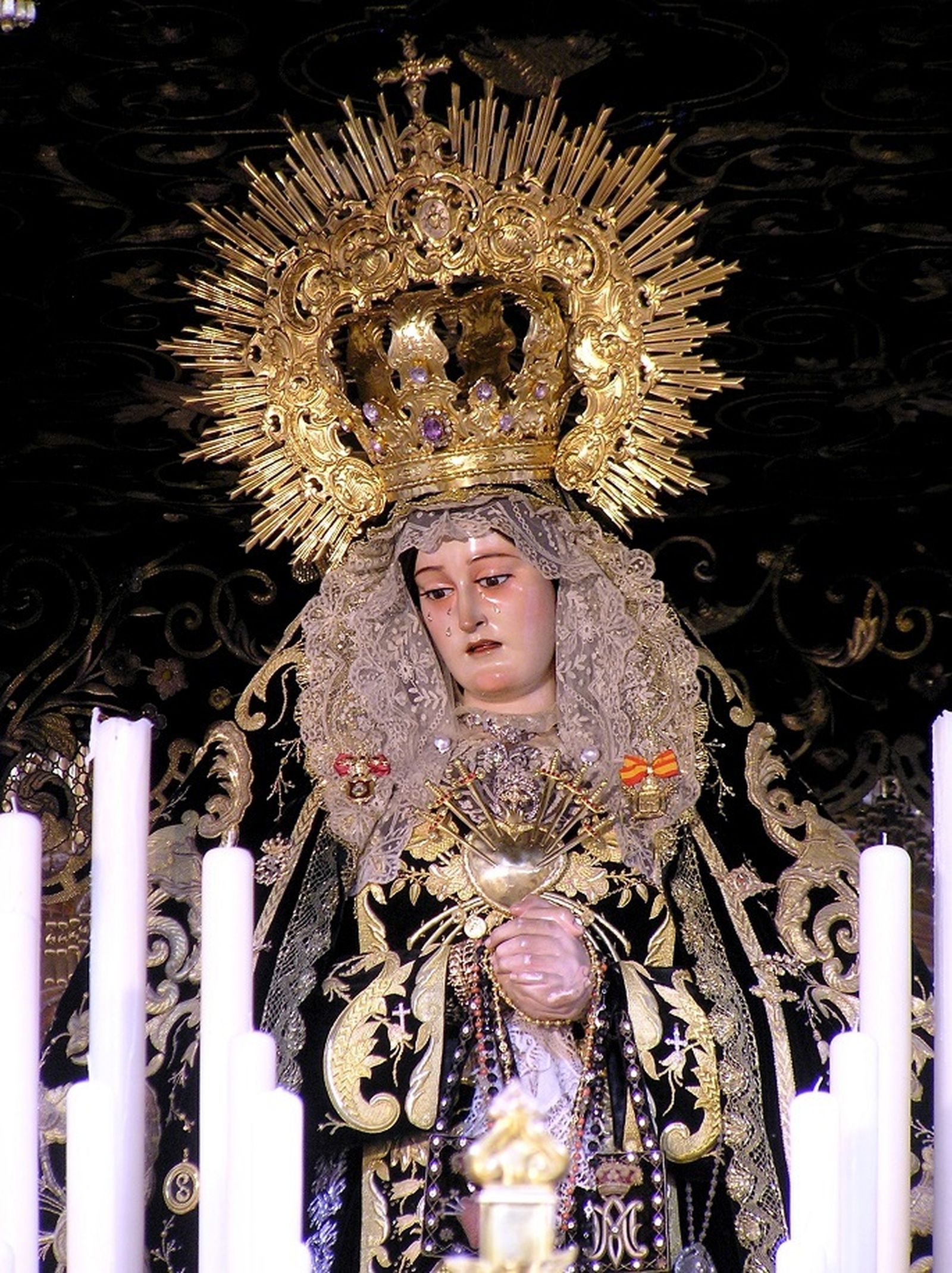 Dolores de Servitas, con las medallas de oro de Cádiz y de Sevilla en su pecho.