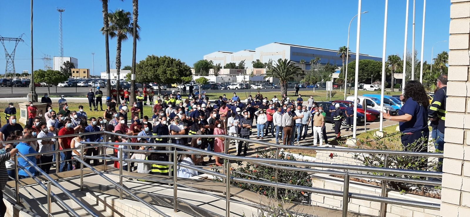 Concentración de trabajadores frente al edificio de dirección del astillero de Puerto Real