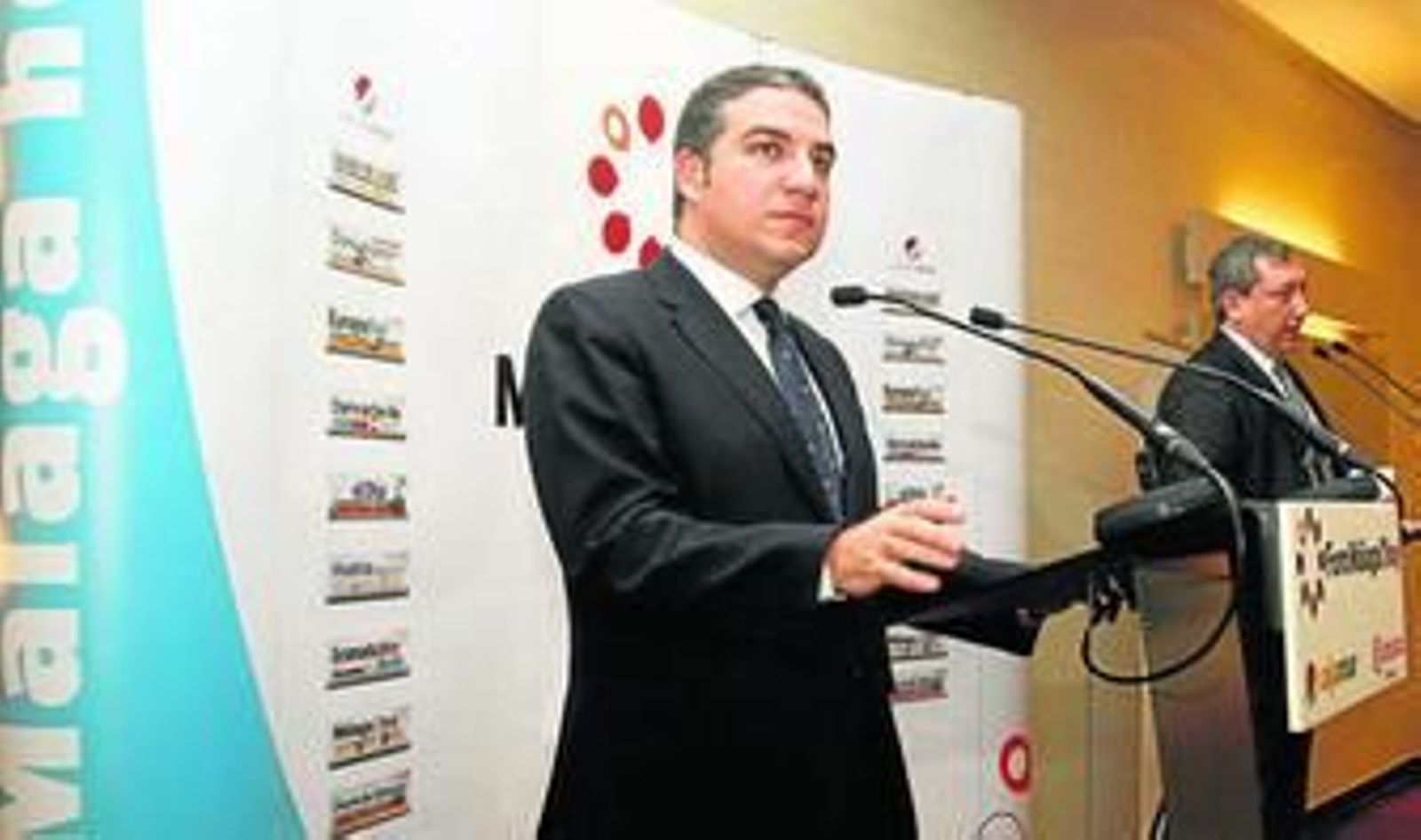 El presidente del Patronato de Turismo, Elías Bendodo, ayer, junto al director de 'Málaga Hoy', Antonio Méndez.