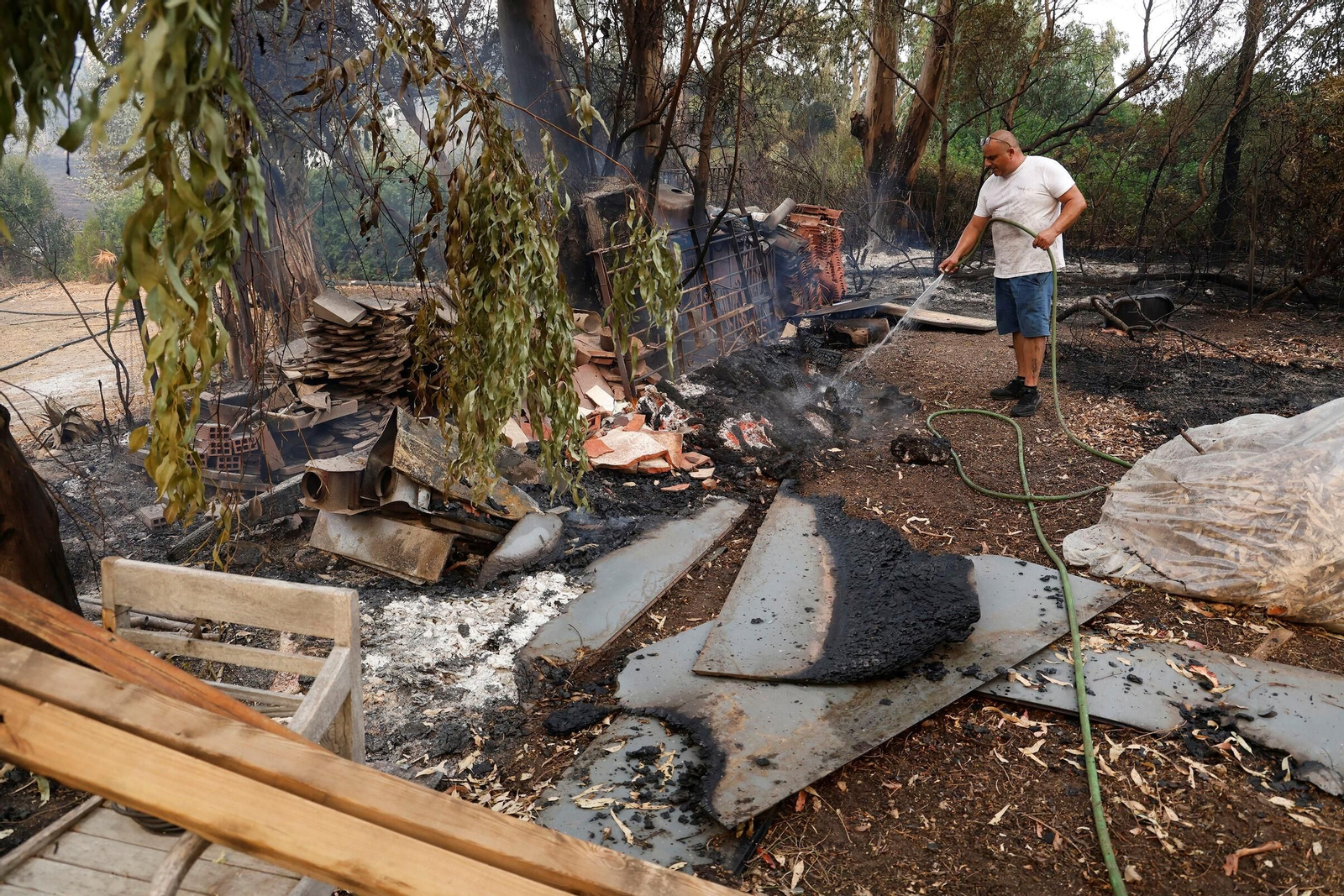 Las imágenes del incendio de Tarifa: más de un centenar de efectivos para controlar las llamas