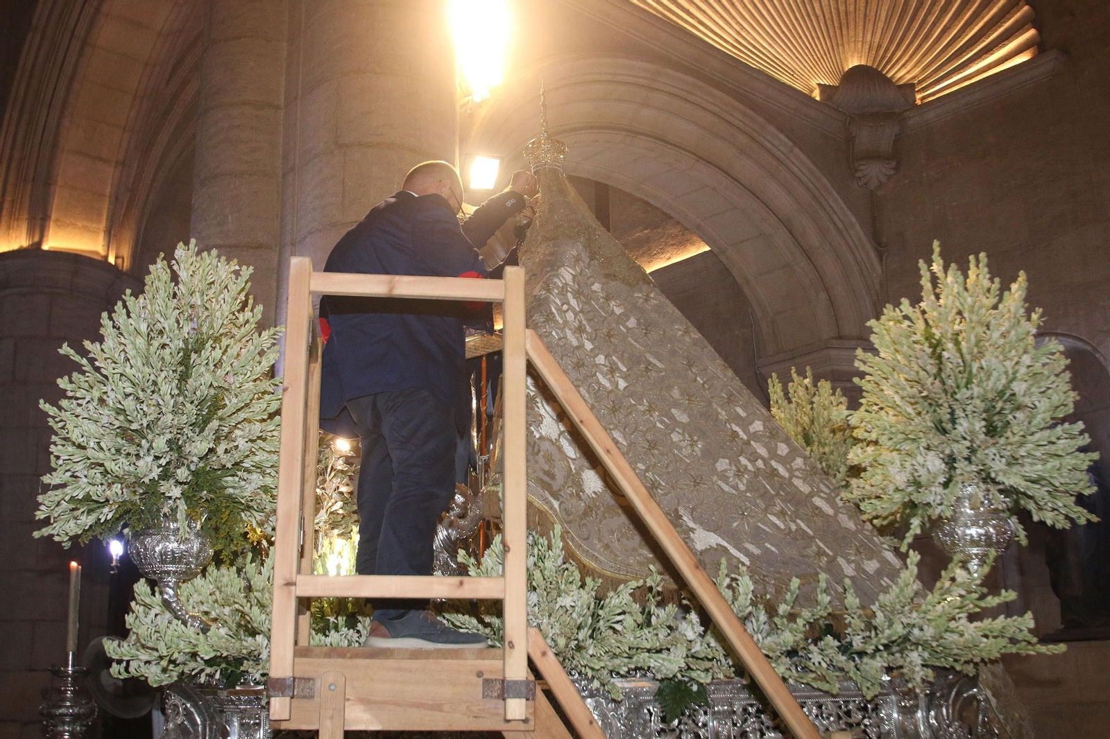 Fotogalería de la retirada de la Virgen del Mar para su restauración