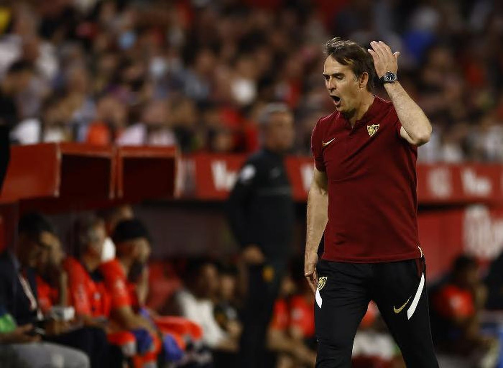 Lopetegui, enfadado con el árbitro en la banda.