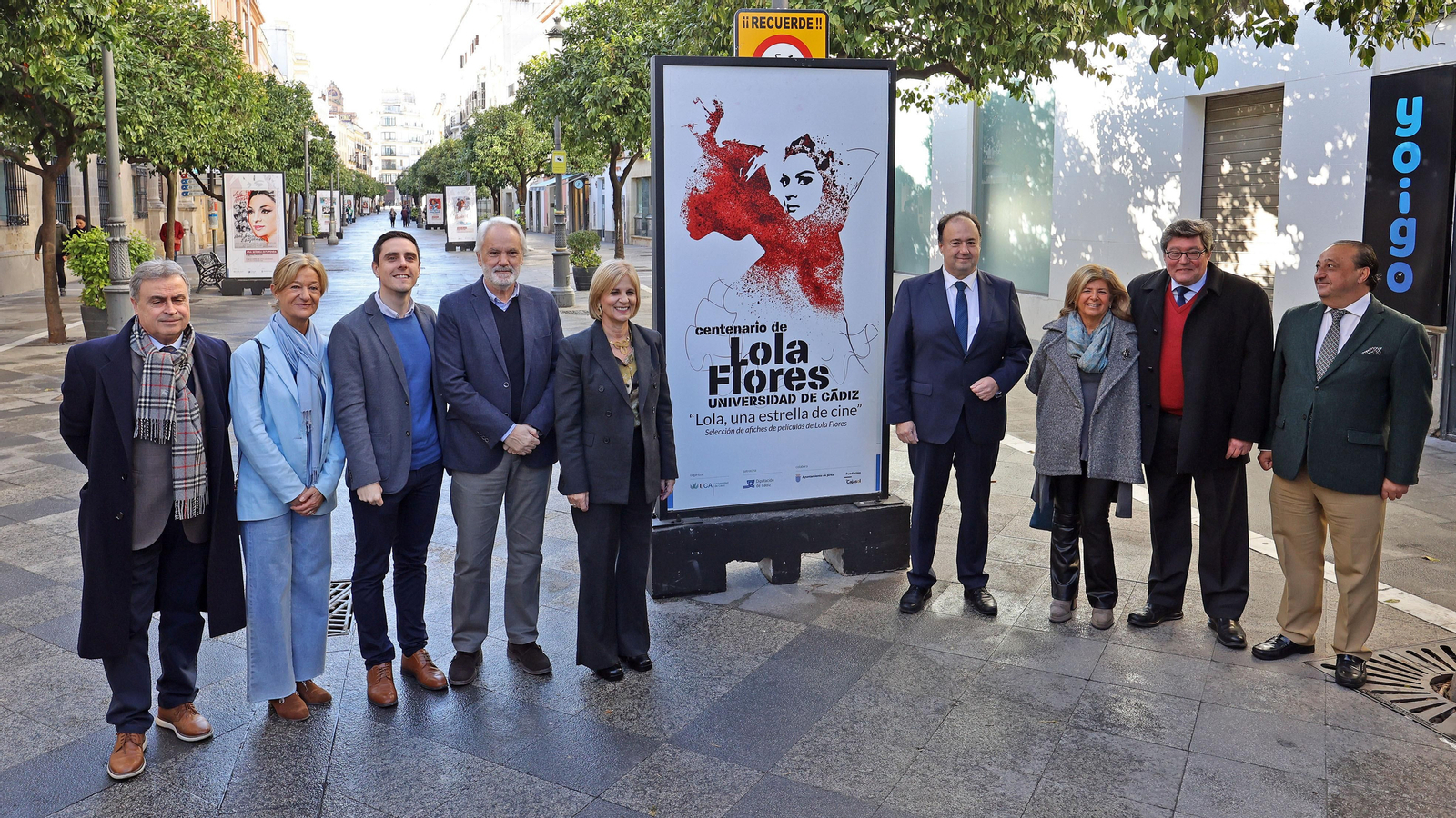 Exposición de carteles de las películas de Lola Flores por la calle Larga de Jerez