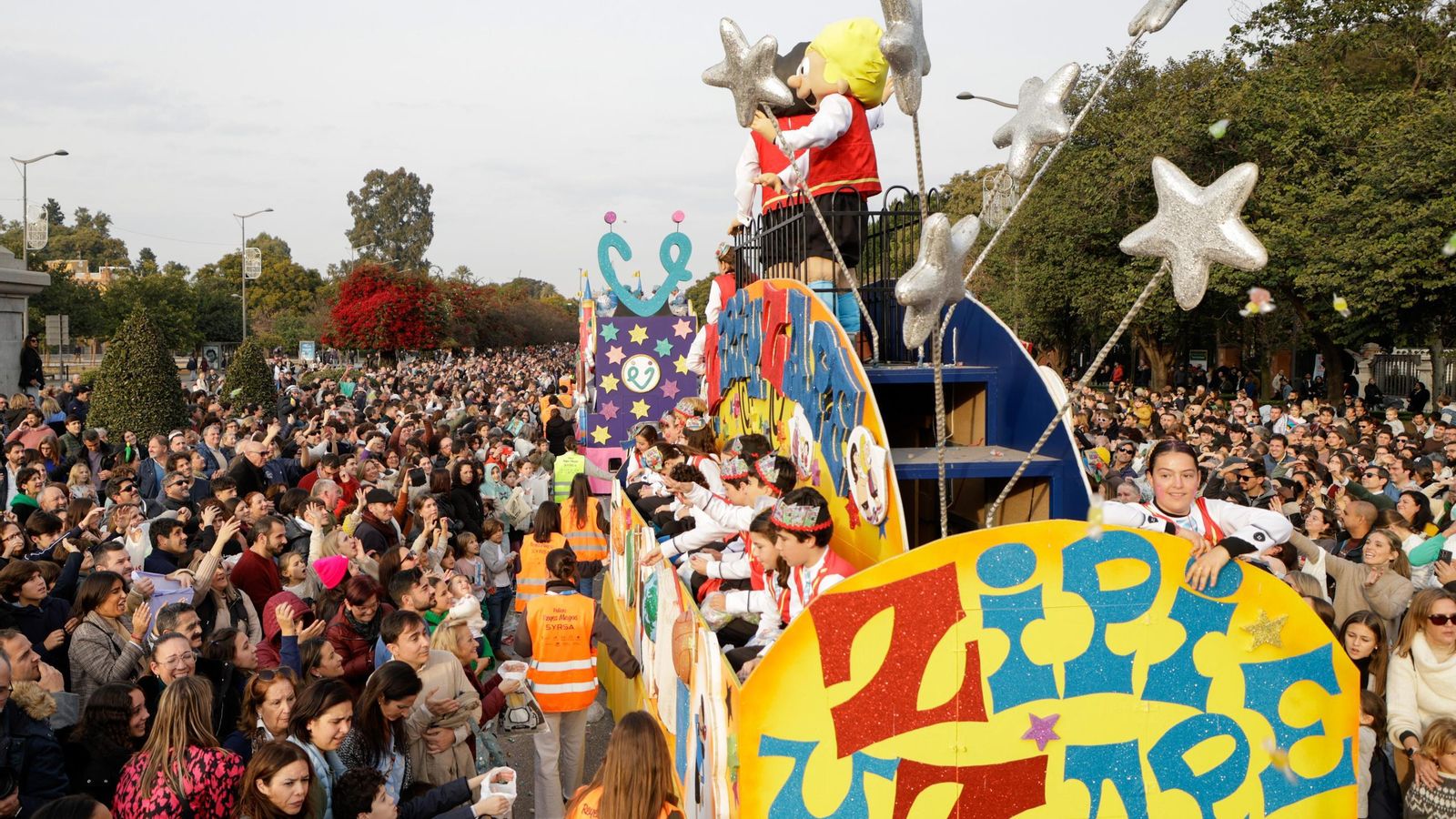 Las fotos de la ínsolita salida de los Reyes Magos del Ateneo un 4 de enero