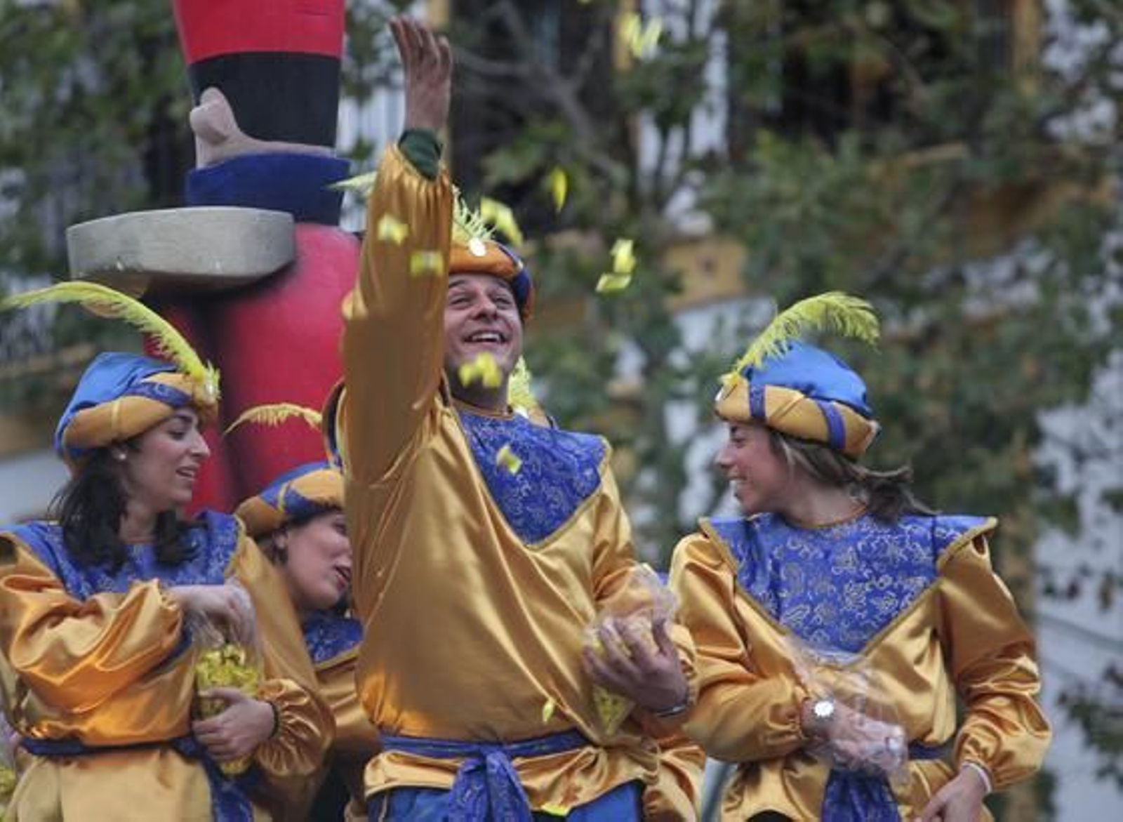 El día previo a la noche mágica se vive con ilusión tanto desde arriba de las carrozas como desde abajo con los que reciben los dulces.

Foto: Belén Vargas