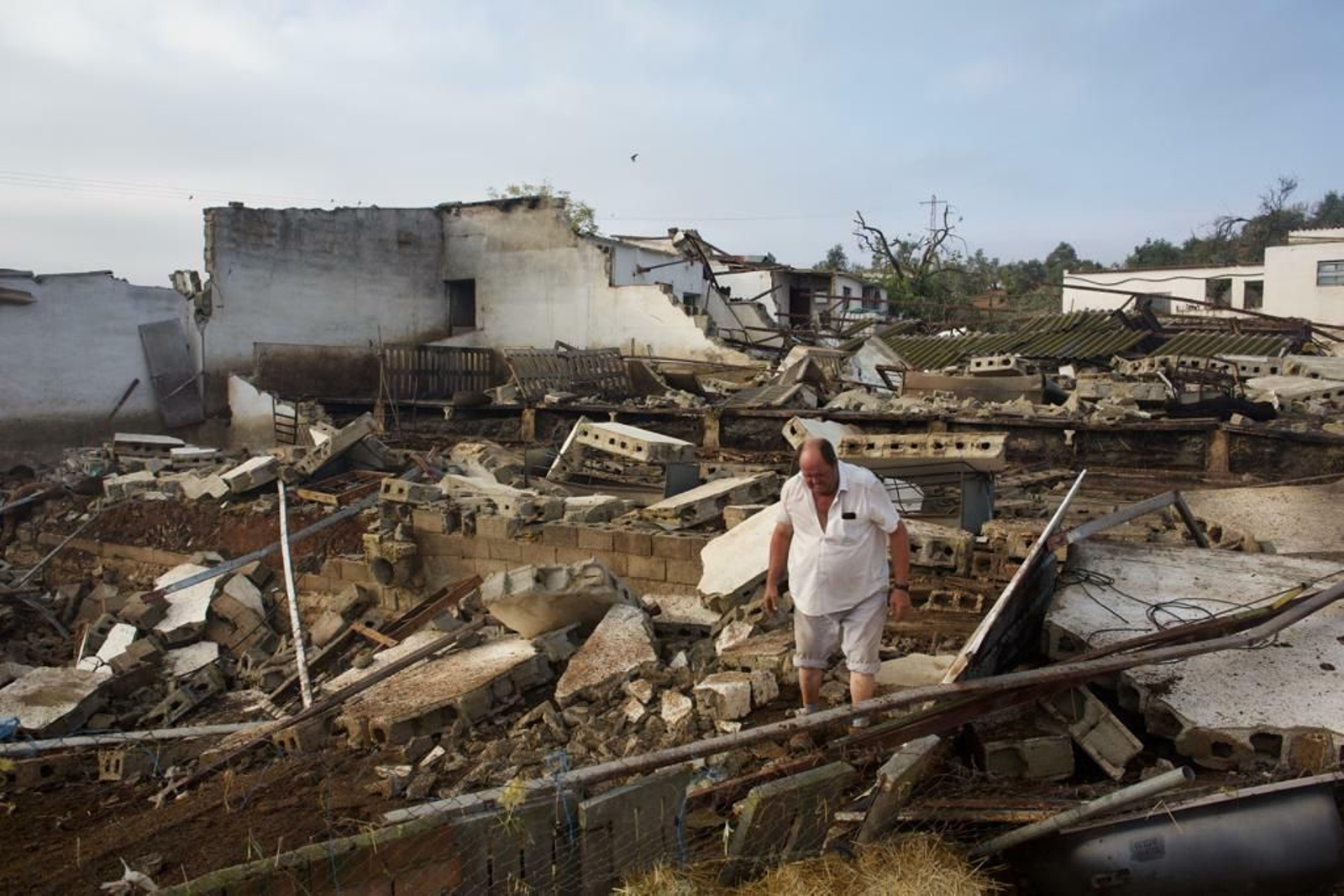 Un hombre en una de las zonas afectadas por el tornado de Campillos