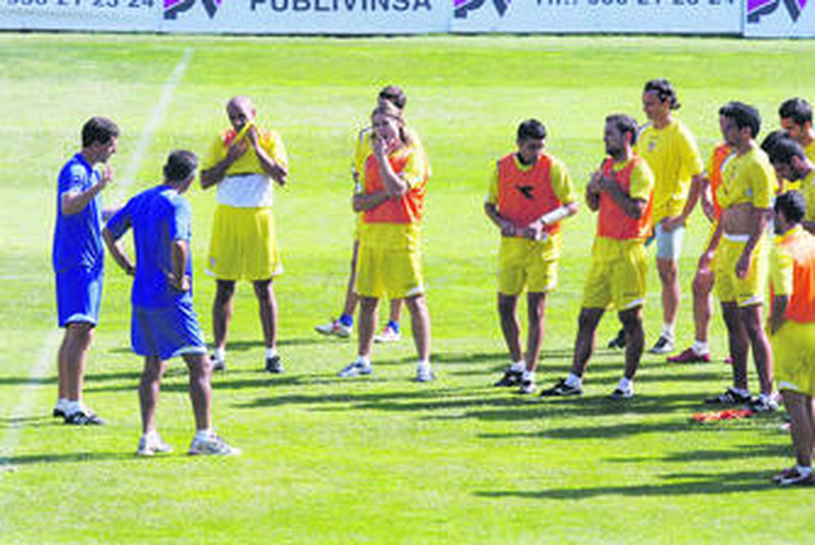 Los jugadores del Cádiz atienden a una charla de Javi Gracia durante un entrenamiento en Carranza.
