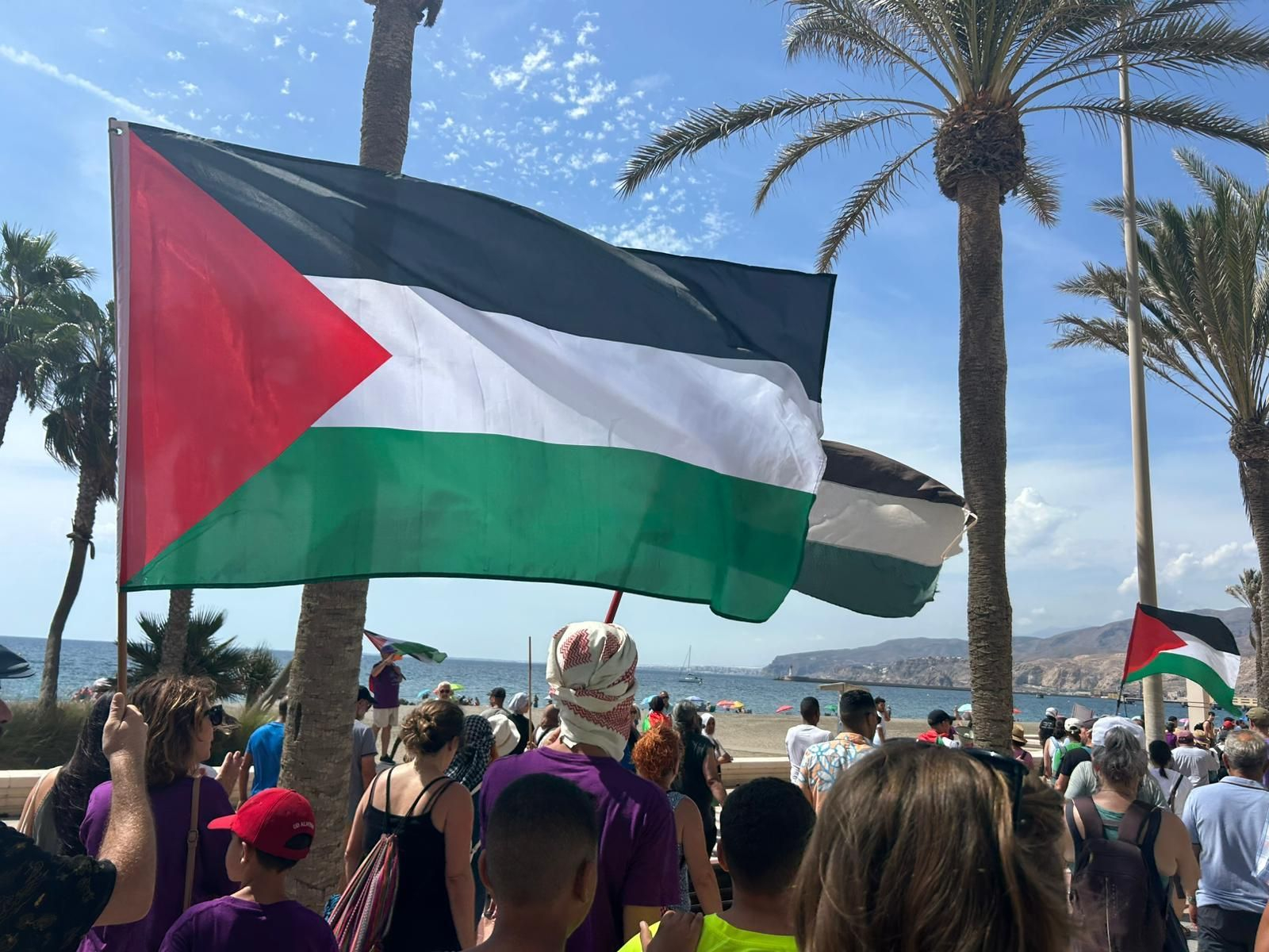 La manifestación de Almería y sus barrios contra el genocidio en Palestina, en imágenes