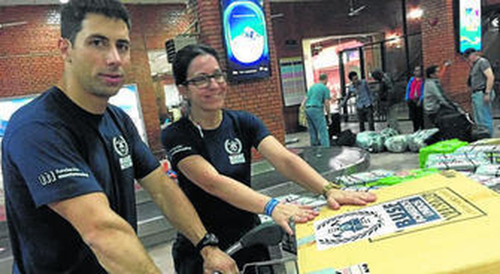 Los efectivos, a su llegada al aeropuerto.