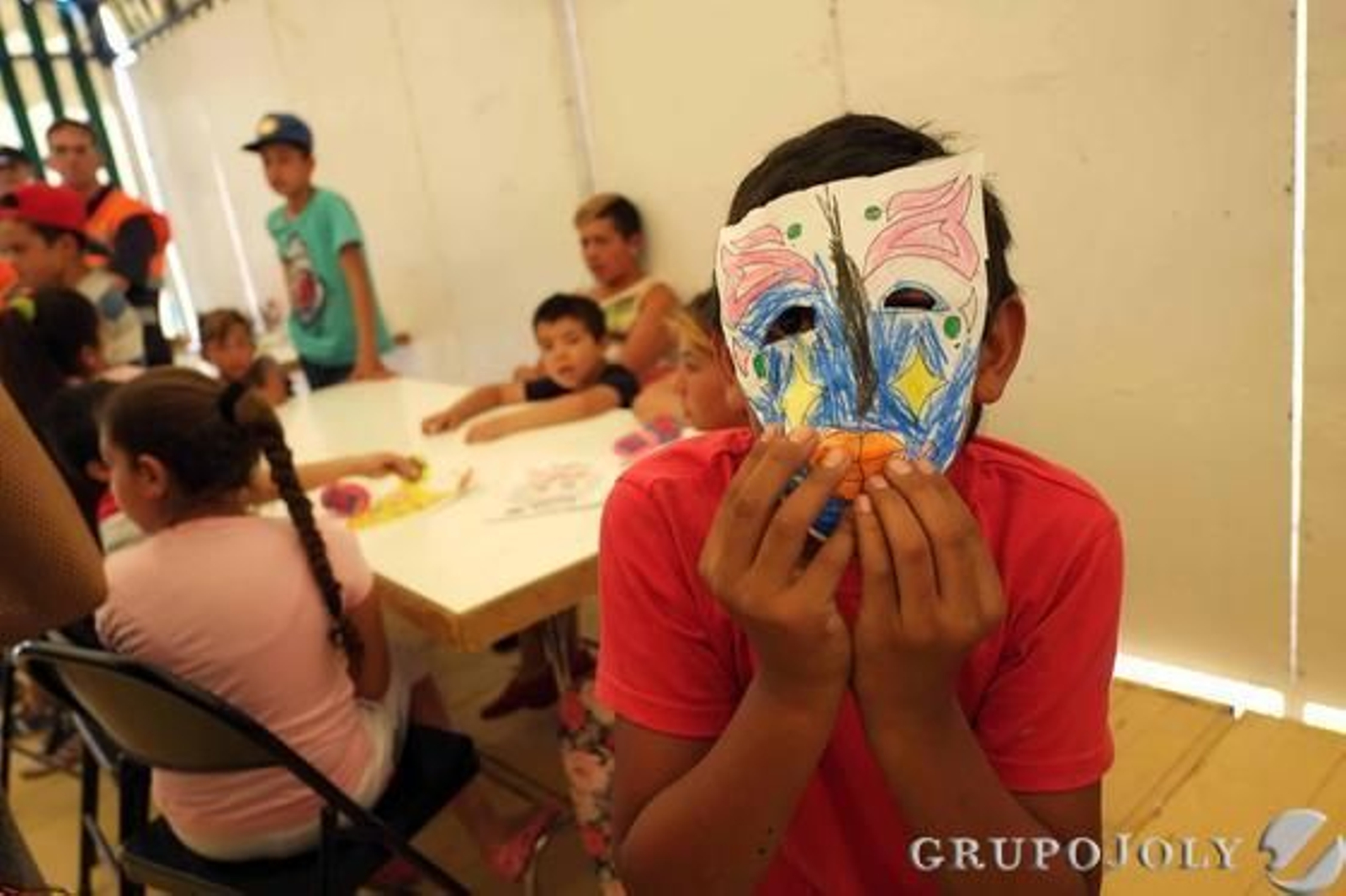 Una escuela particular Un niño cubre su cara ayer con una careta realizada en el módulo.

Foto: Manu Garcia