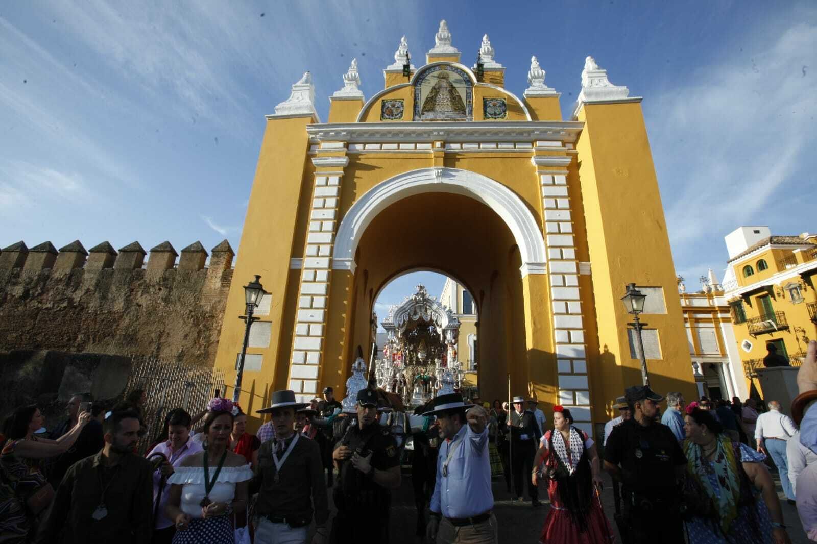 La salida de la Hermandad del Rocío de la Macarena, en imágenes
