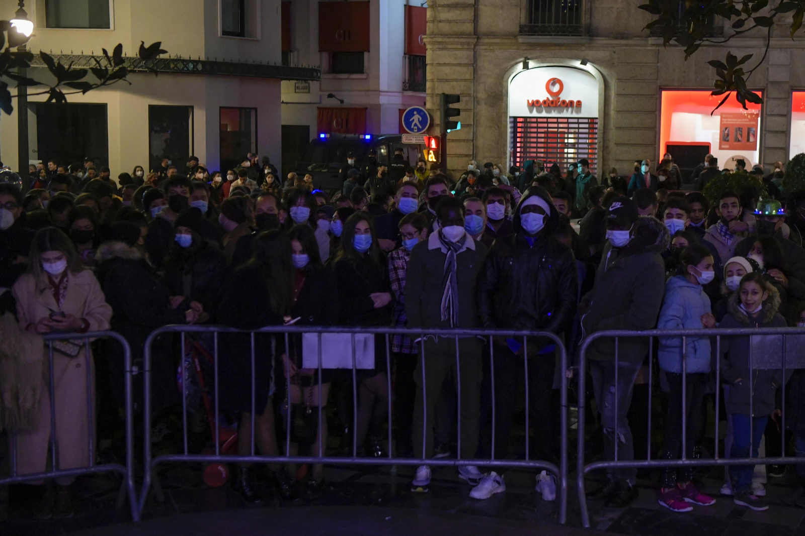Así fue la Nochevieja 2021 en Granada, en imágenes: uvas en una Plaza del Carmen vallada y ambiente de fiesta en la calle