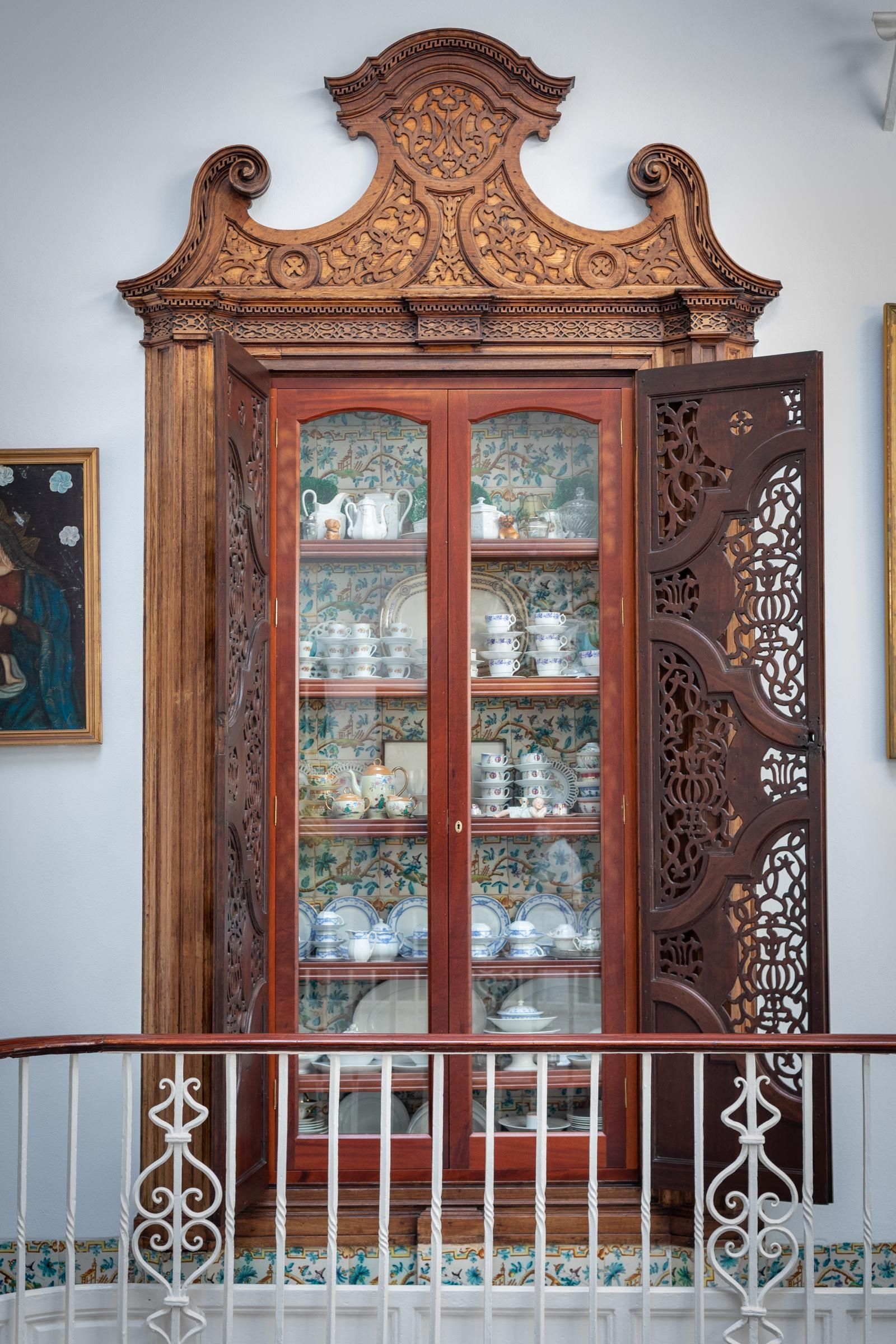 Hornacina con puertas de madera caladas a modo de celosías.