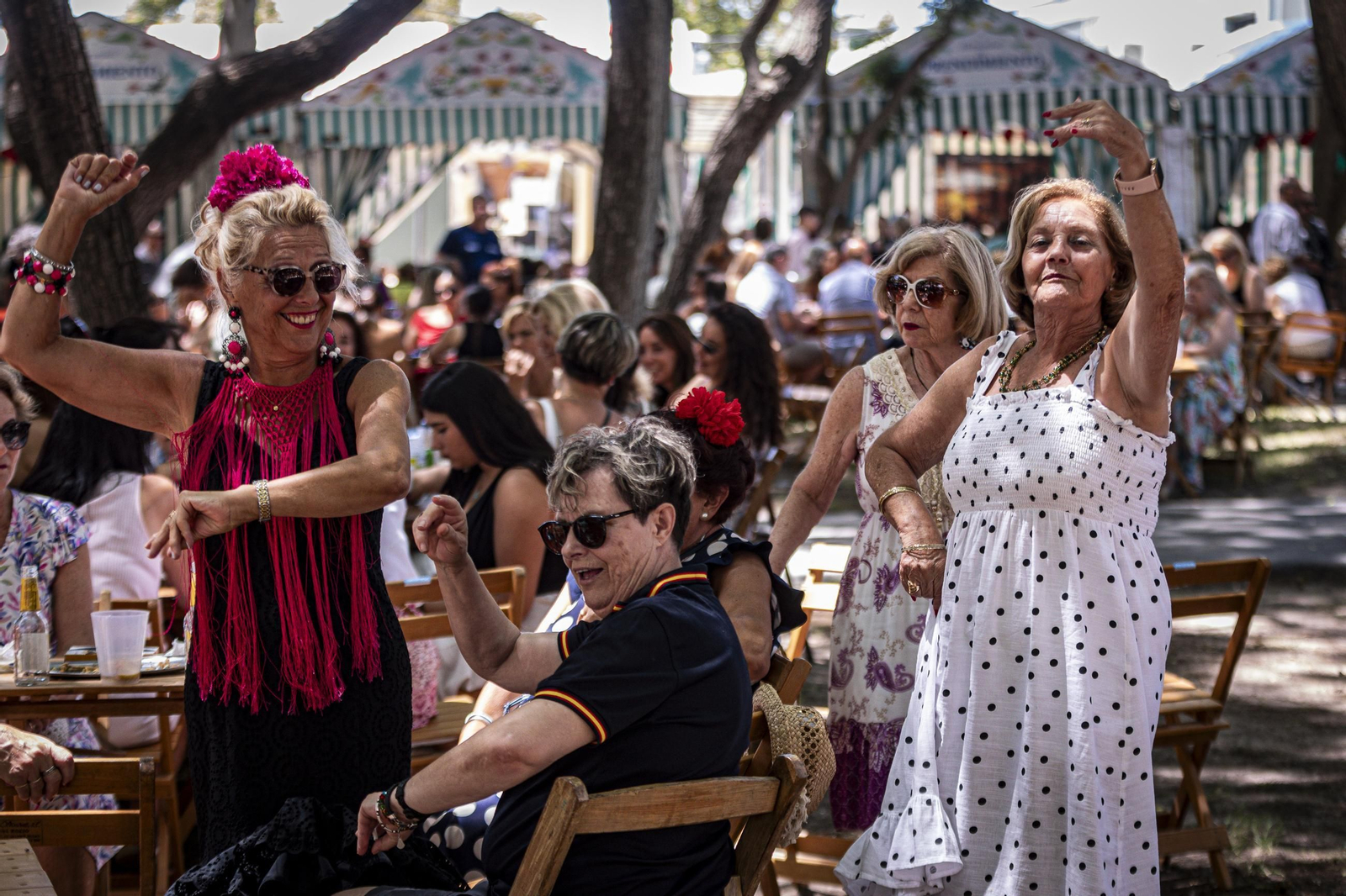 Búscate en las imágenes del Día de la Mujer de la Feria del Carmen y de la Sal de San Fernando