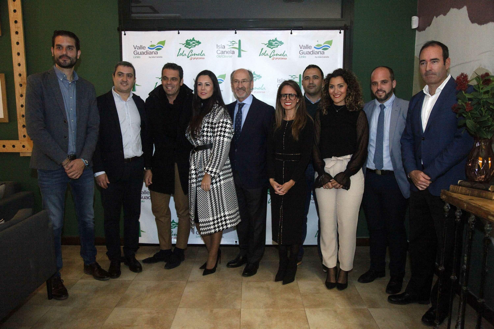 Autoridades y representantes del campo de golf en la inauguración.