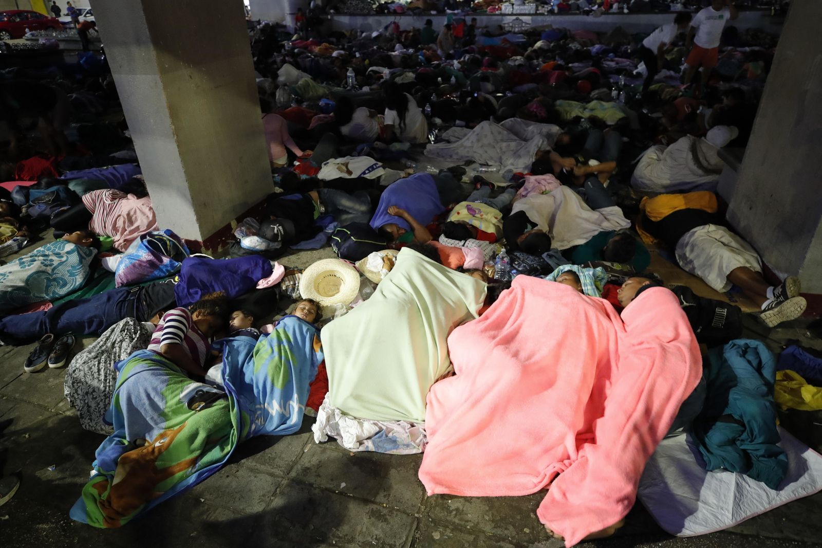 Migrantes hondureños descansan en un campamento en México en su camino a EEUU.