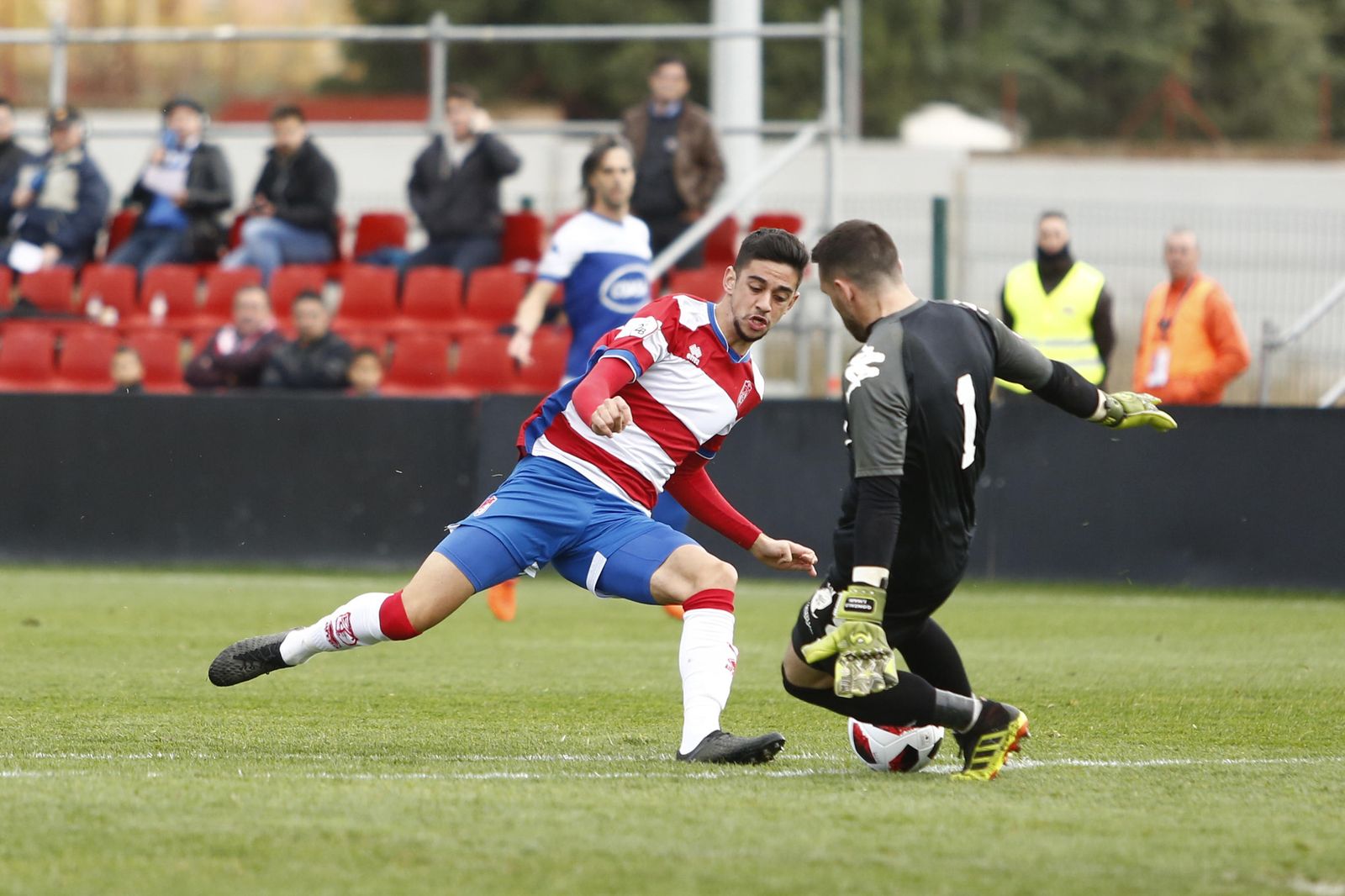 El juvenil Dani Moreno presiona a Rubén Gálvez, portero del San Fernando.