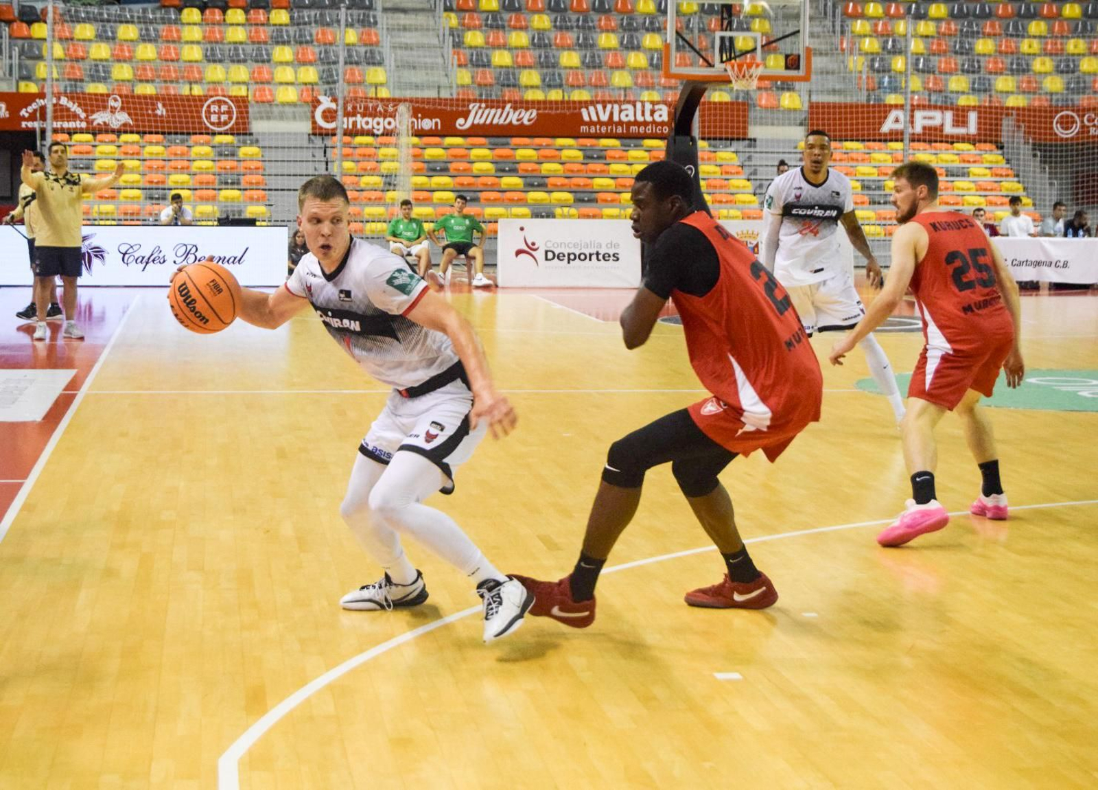Valtonen trata de eludir la defensa de un jugador del UCAM Murcia. Valtonen trata de eludir la defensa de un jugador del UCAM Murcia.