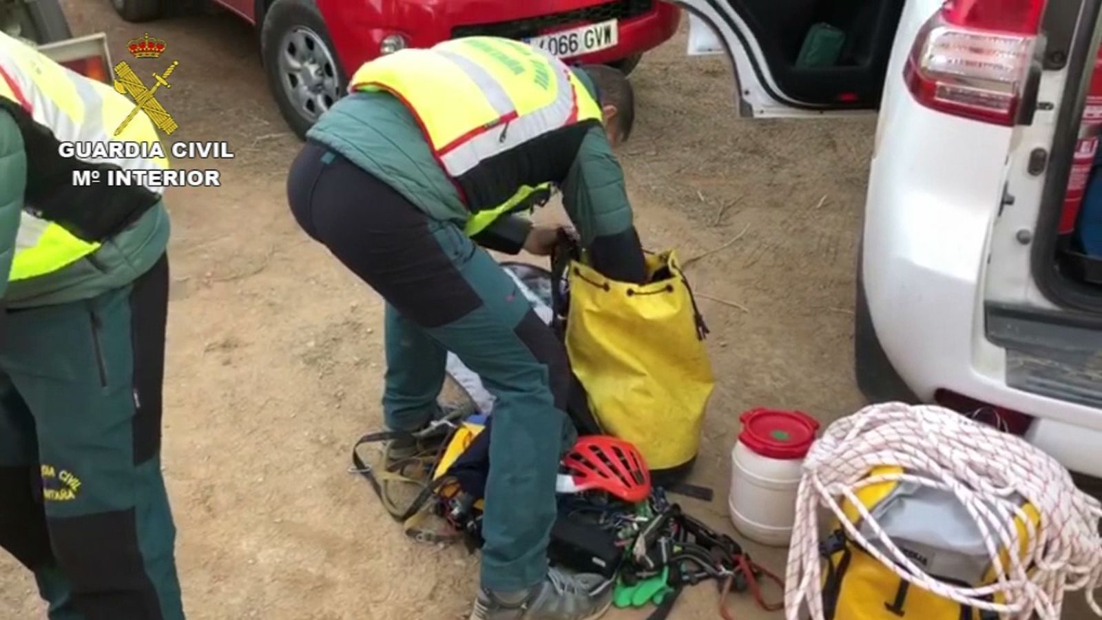 Imágenes de los mineros junto al túnel vertical por que descienden