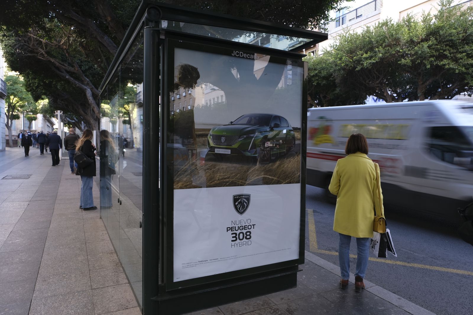 Publicidad en una parada del autobús del Paseo