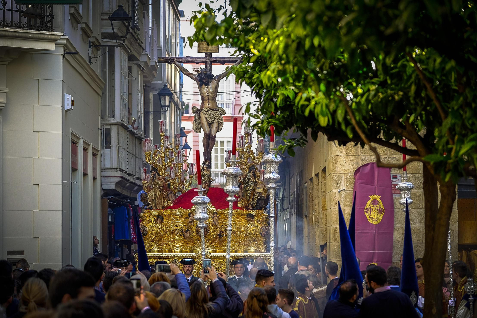Imagen del Cristo de Misericordia, por la calle Columela.