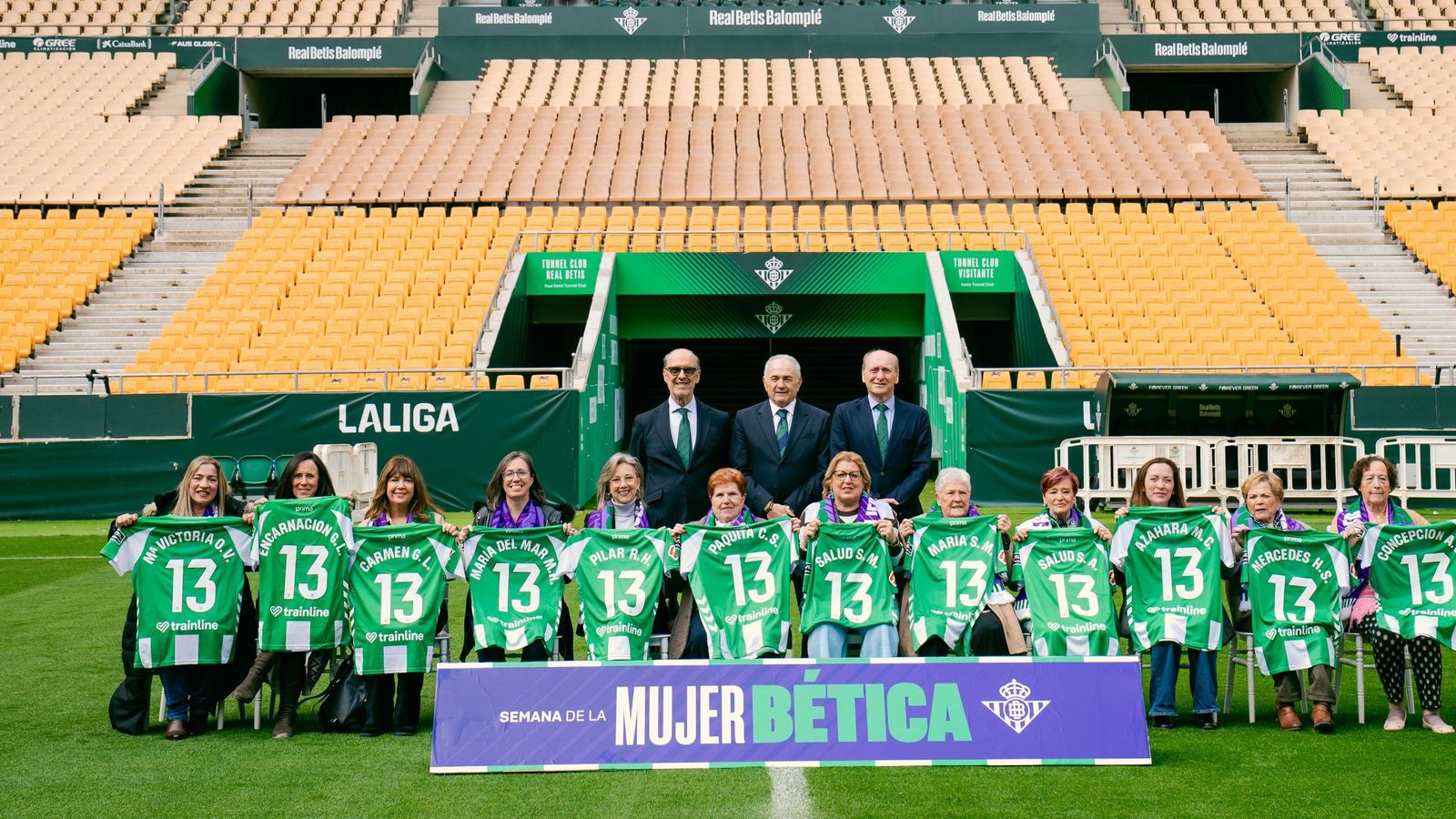 Trece socias históricas del Betis posan en La Cartuja con motivo de la 'Semana de la Mujer Bética'.