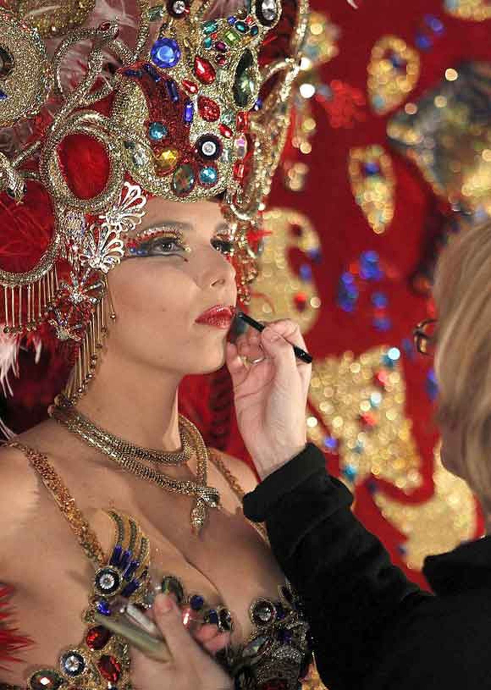 Una candidata a reina del carnaval, grave tras quemarse su traje